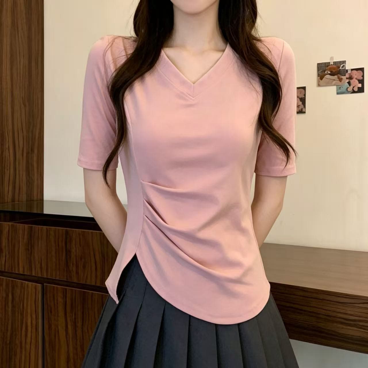 빅 사이즈 여성 의류 2026 년 여름 새로운 지방 mm 슬림해 보이는 긍정적 인 어깨 의류 디자인 센스 불규칙 V넥 반팔 티셔츠 상세 이미지 2