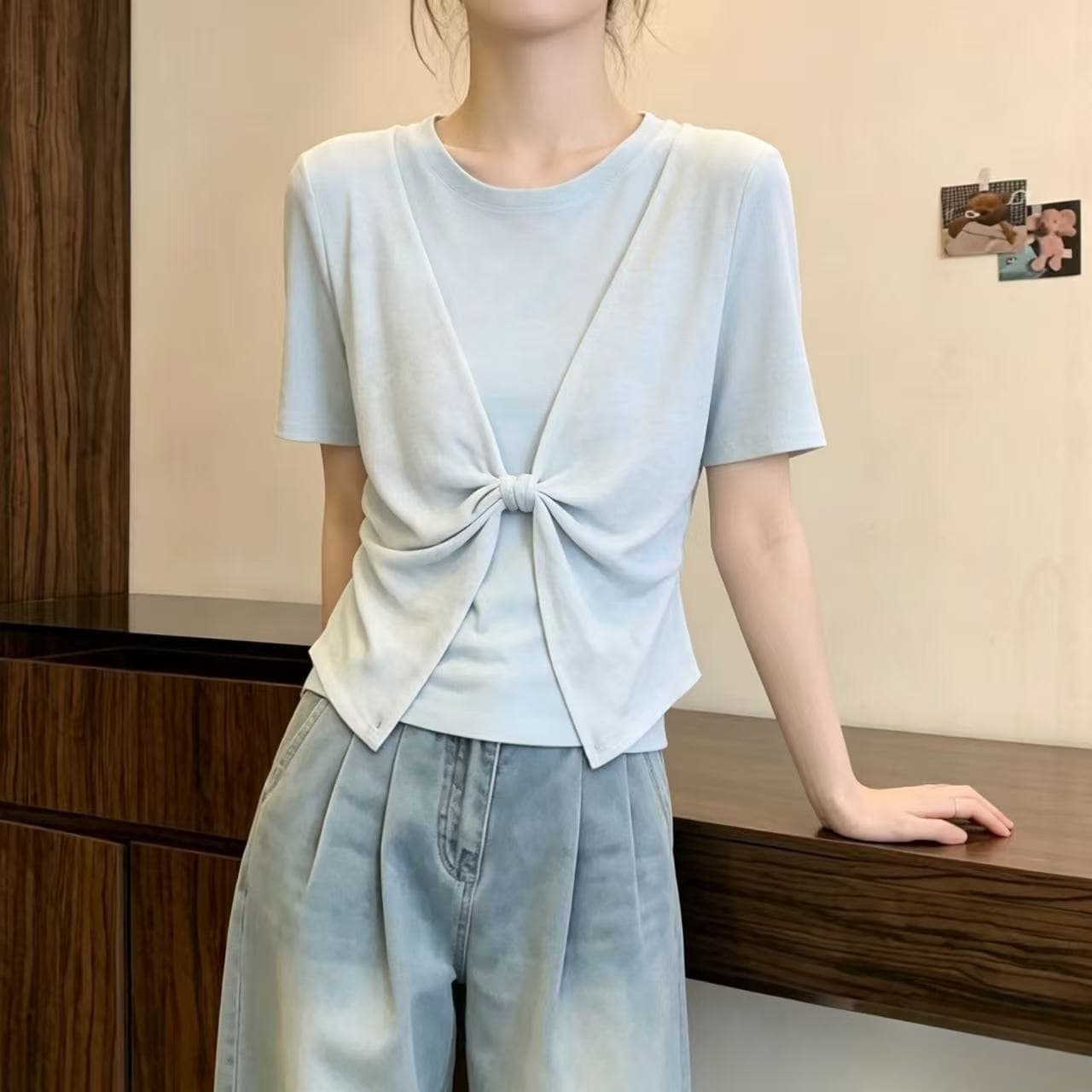 페이크 레이어드 하늘색 긍정적 인 어깨 반팔 티셔츠 여성 2026 여름 새로운 빅 사이즈 지방 mm 루즈핏 표지 배 비틀림 맨위