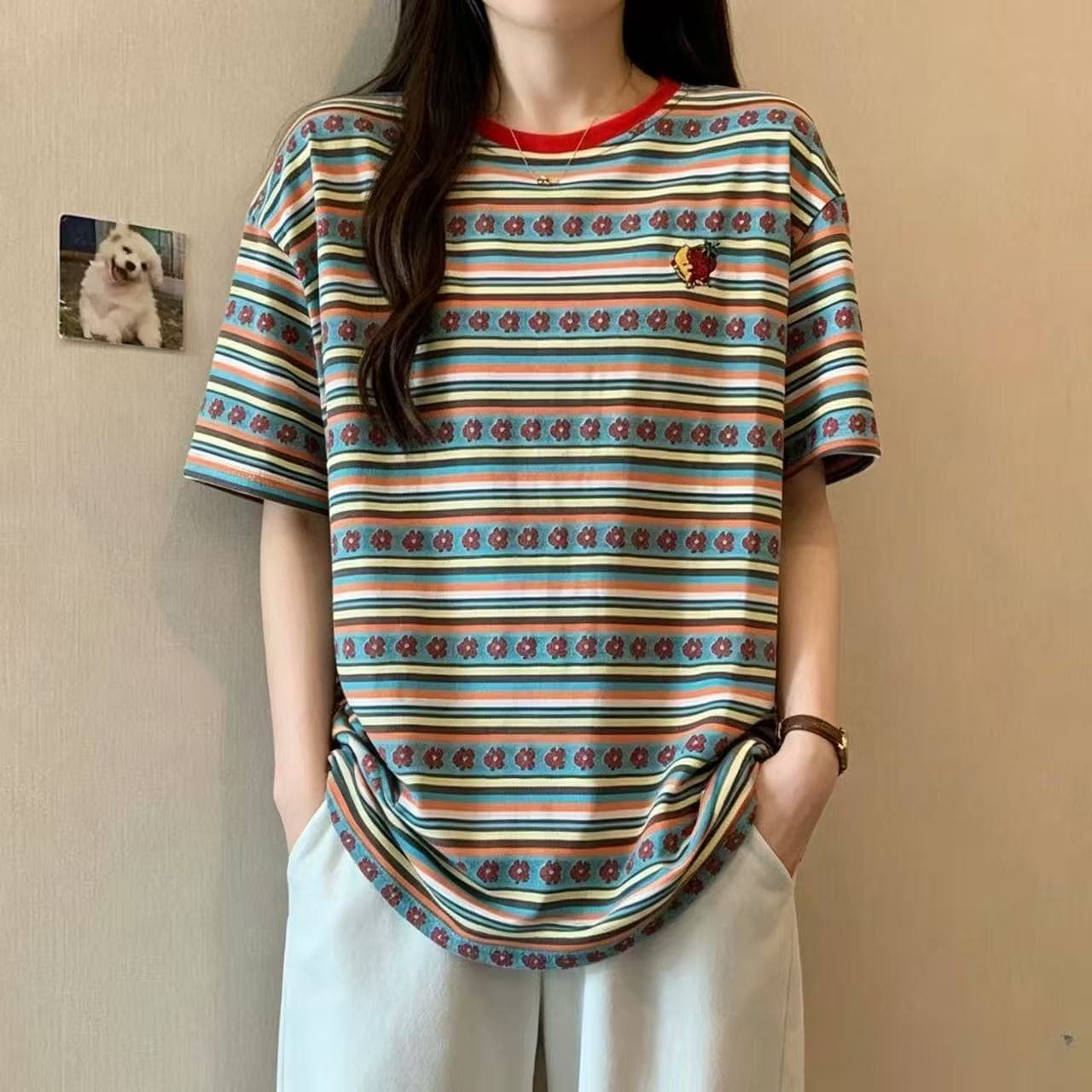 스트라이프 색상 반팔 티셔츠 여성 여름 작은 대중 디자인 센스 자수 한 부서 chic 루즈핏 긍정적 인 어깨 의류 동정