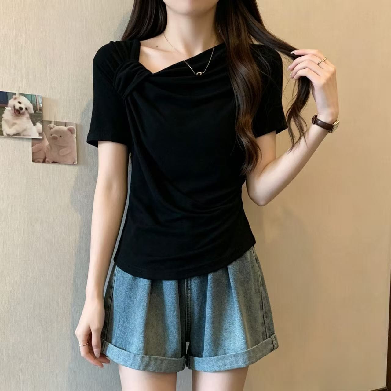 불규칙 비틀림 긍정적 인 어깨 반팔 티셔츠 여성 여름 작은 대중 디자인 센스 동정 쇼트 스타일 주름 꼬집기 허리 위로 의류 이미지 3