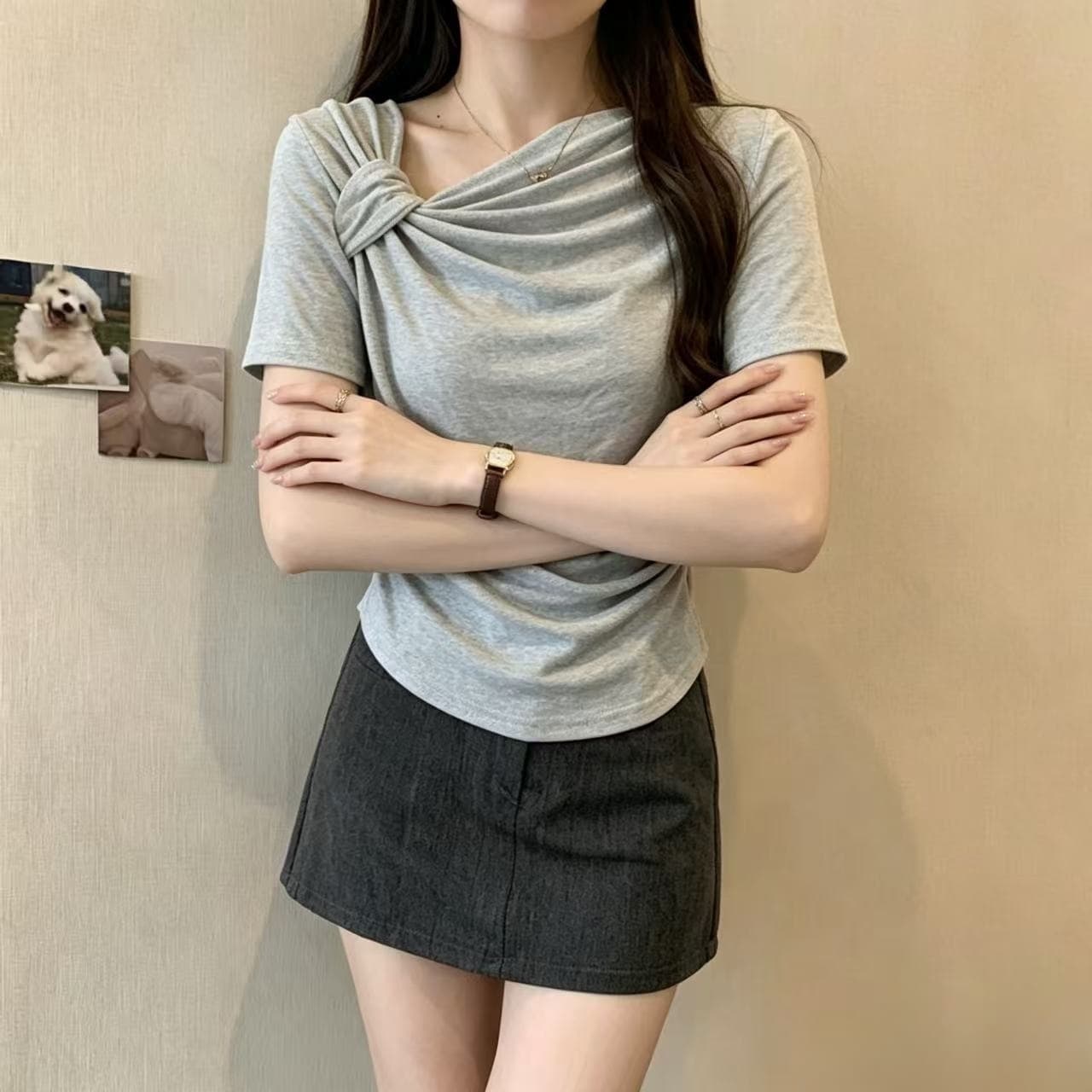 불규칙 비틀림 긍정적 인 어깨 반팔 티셔츠 여성 여름 작은 대중 디자인 센스 동정 쇼트 스타일 주름 꼬집기 허리 위로 의류 상세 이미지 2