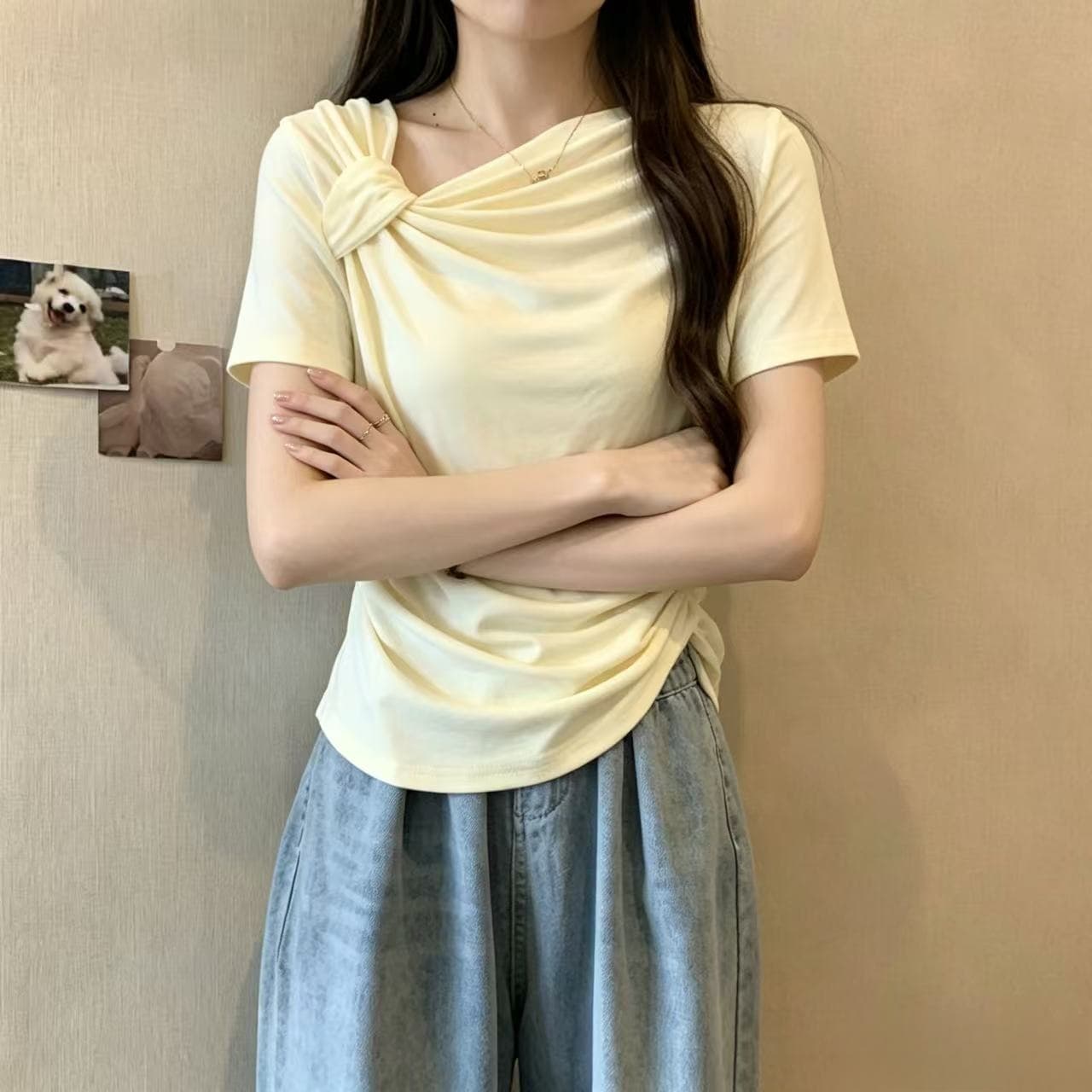 불규칙 비틀림 긍정적 인 어깨 반팔 티셔츠 여성 여름 작은 대중 디자인 센스 동정 쇼트 스타일 주름 꼬집기 허리 위로 의류 상세 이미지 3