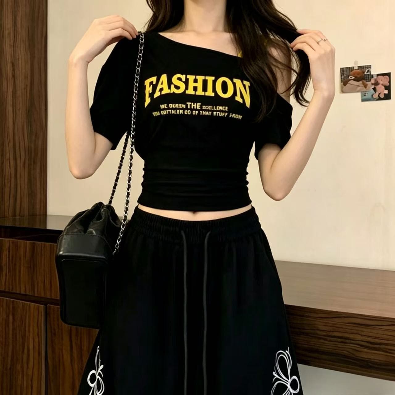 여름 새로운 트렌디 여성 의류 패션 알파벳 프린트 오프숄더 디자인 센스 반팔 티셔츠 몸매 가꾸기 다용도 맨위 이미지 2