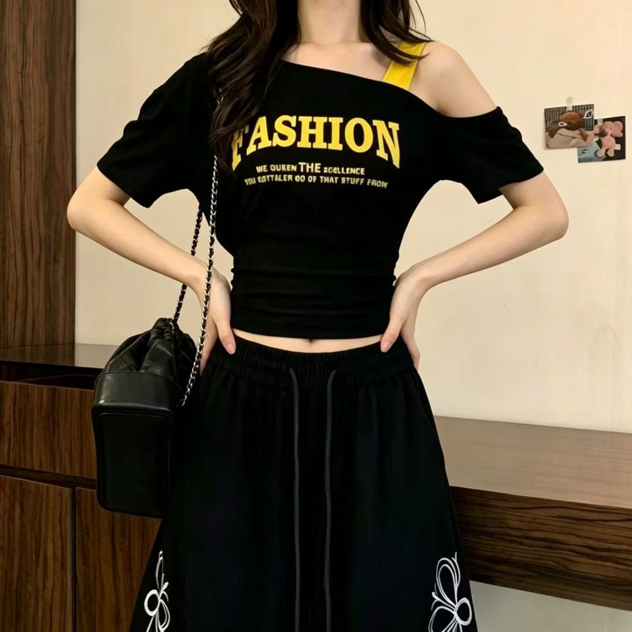 여름 새로운 트렌디 여성 의류 패션 알파벳 프린트 오프숄더 디자인 센스 반팔 티셔츠 몸매 가꾸기 다용도 맨위 상세 이미지 1