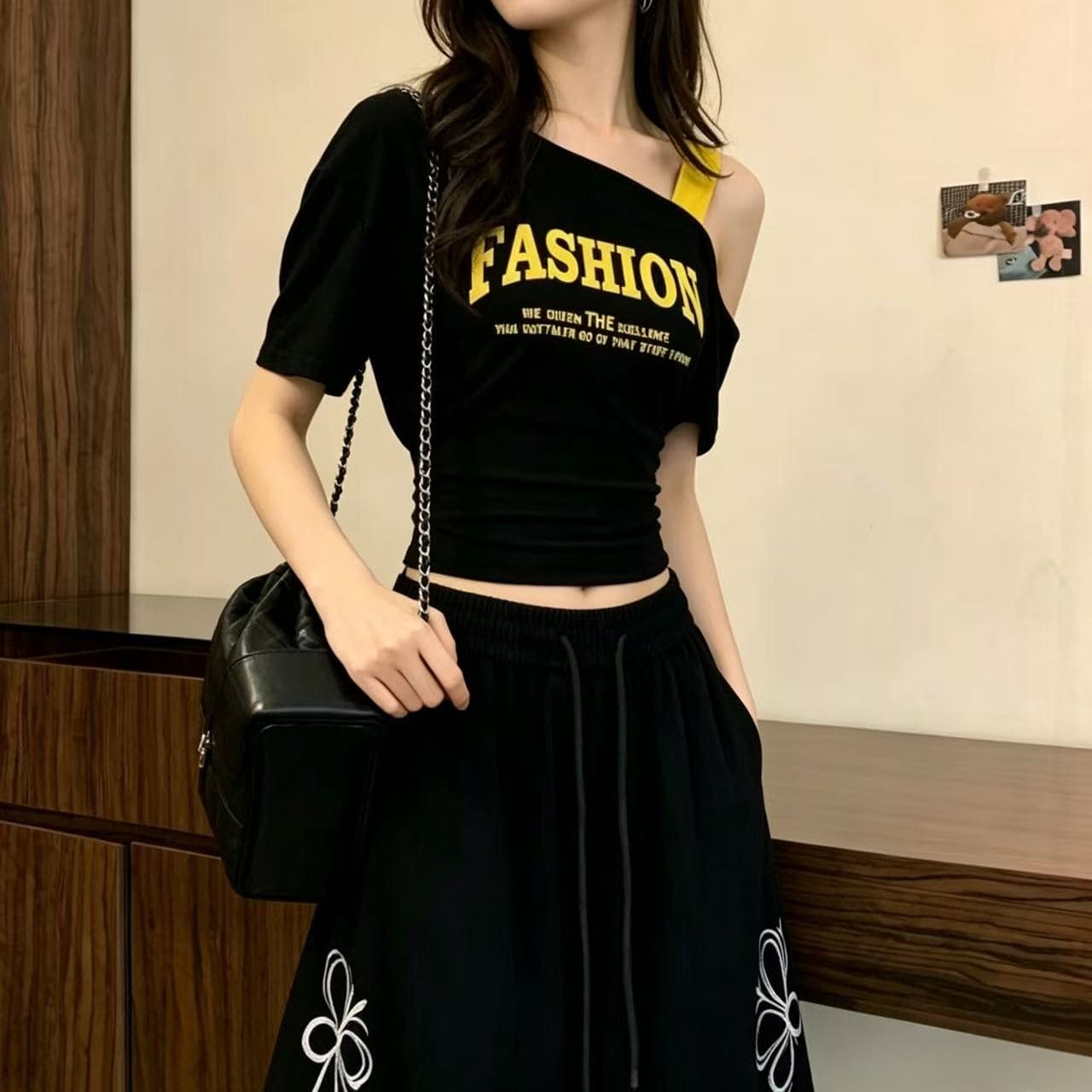 여름 새로운 트렌디 여성 의류 패션 알파벳 프린트 오프숄더 디자인 센스 반팔 티셔츠 몸매 가꾸기 다용도 맨위 상세 이미지 2