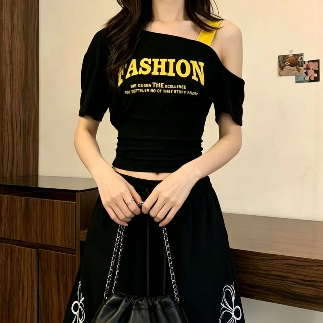 여름 새로운 트렌디 여성 의류 패션 알파벳 프린트 오프숄더 디자인 센스 반팔 티셔츠 몸매 가꾸기 다용도 맨위 상세 이미지 3