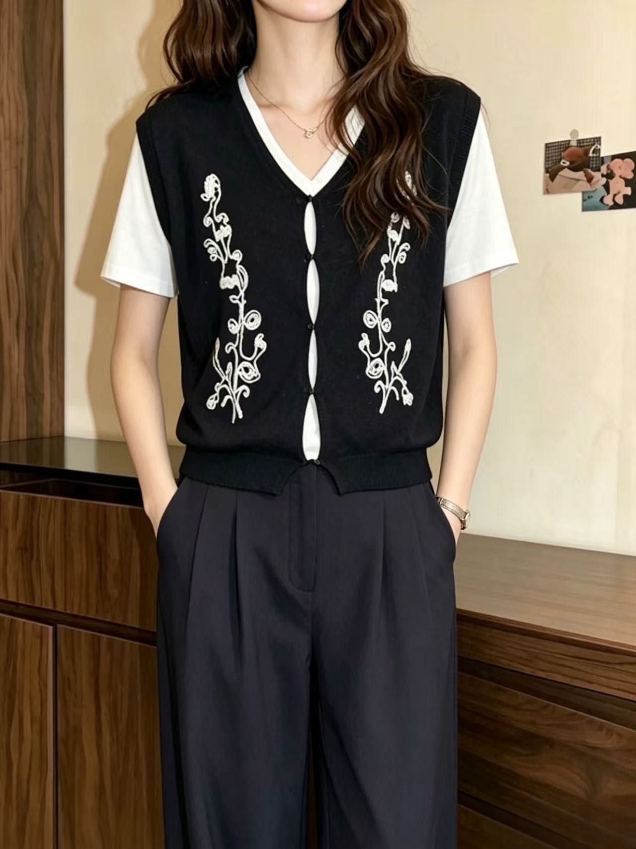 한 부서 캐주얼 바람 페이크 레이어드 반팔 티셔츠 여성 2026 새로운 여름 니트 베스트 패치워크 V넥 긍정적 인 어깨 의류 상세 이미지 6