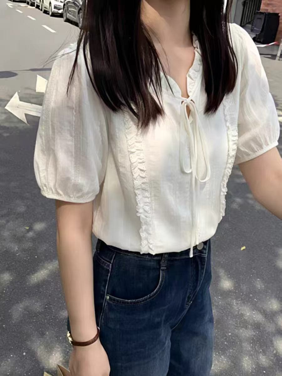 프랑스식 부드러운 바람 화이트 레이스 업 셔츠 여성용 짧은 소매 여름 한 부서 품격 연령 감소 V넥 셔츠 디자인 센스 맨위 상세 이미지 2