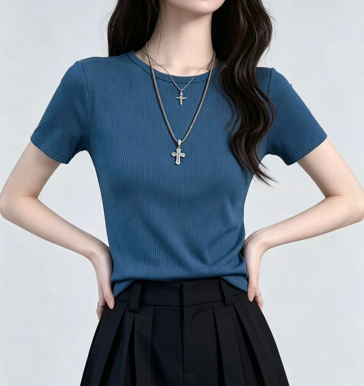 2026 여름 새로운 파란색 스트라이프 긍정적 인 어깨 반팔 티셔츠 여성 한 부서 미니멀리즘 바람 몸매 가꾸기 슬림해 보이는 다용도 맨위 상세 이미지 2