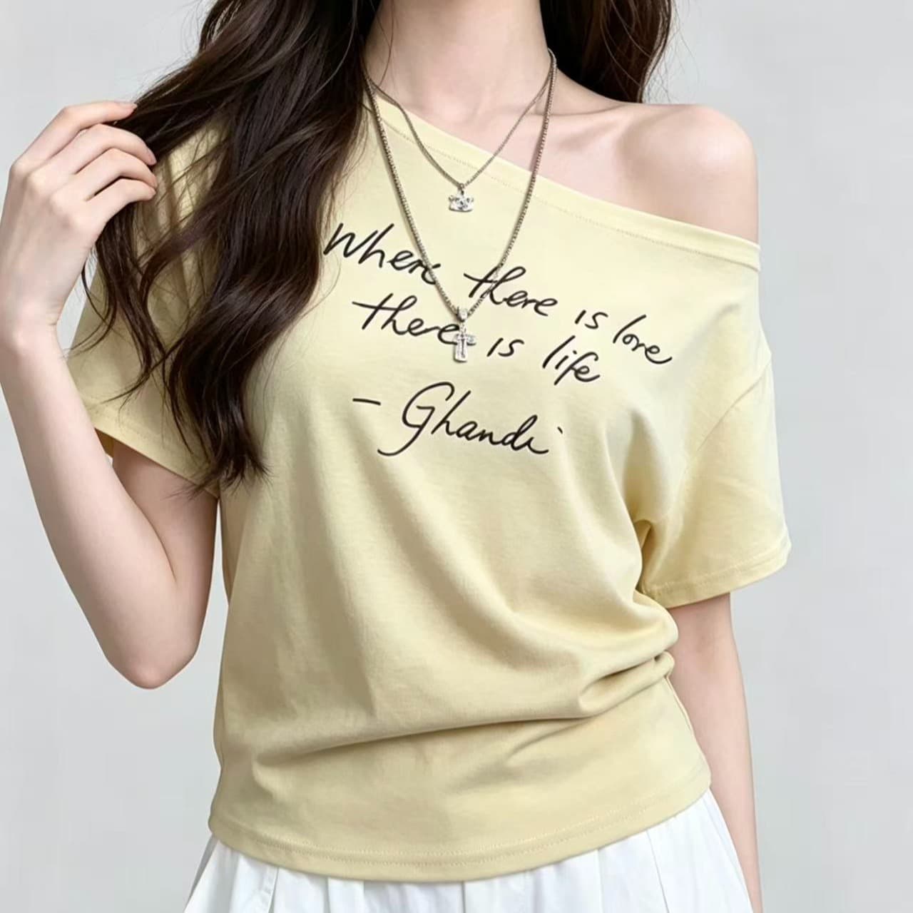순수한 욕망 품격 비스듬한 칼라 알파벳 프린트 오프숄더 티셔츠 여성 여름 새로운 몸매 가꾸기 슬림해 보이는 디자인 센스 쇼트 스타일 맨위 이미지 4