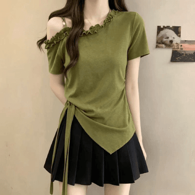불규칙 프릴 비스듬한 칼라 오프숄더 스트랩 허리 수축 반팔 티셔츠 여성 2026 여름 새로운 디자인 센스 맨위