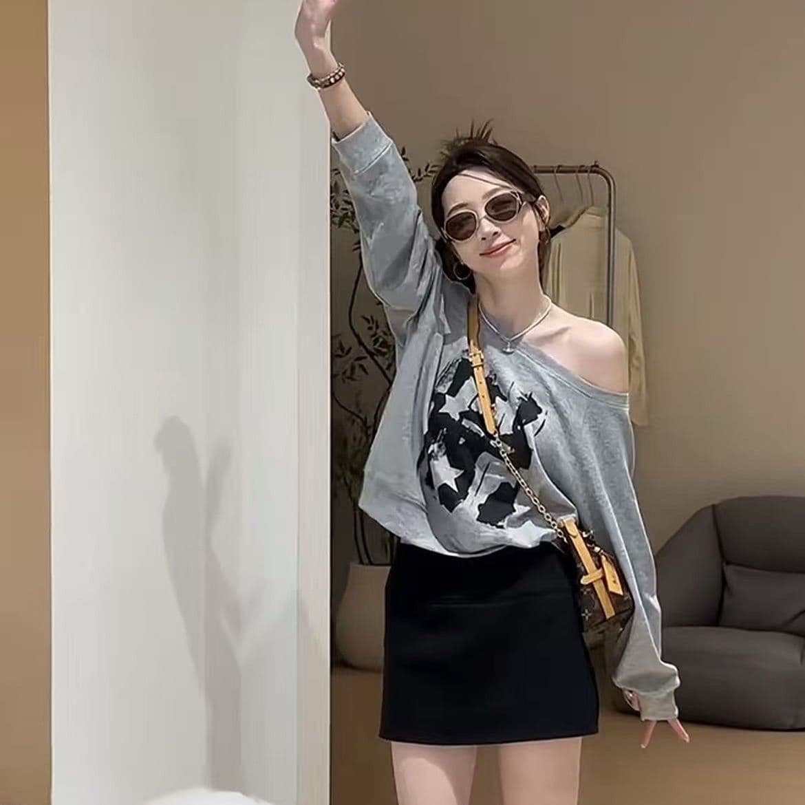 자이언트 잘 생긴 ~ 중 이른 가을 한 부서 분위기 센스 착용 가져 가라. 프린트 검정색 비스듬한 어깨 후드티 여성 루즈핏 오프숄더 긴팔 맨위 이미지 5