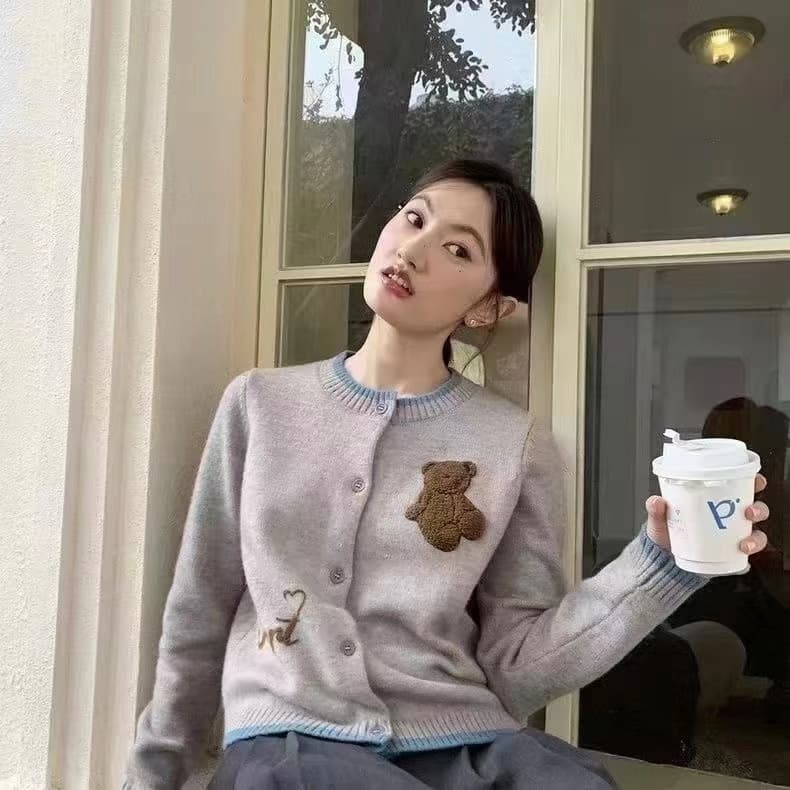 귀여운 곰 배색 자수 니트 오픈 가디건 여성 2026 년 새로운 라운드 넥 루즈핏 외부 가져 가라. 쇼트 스타일 맨위 스웨터 여자 상세 이미지 12