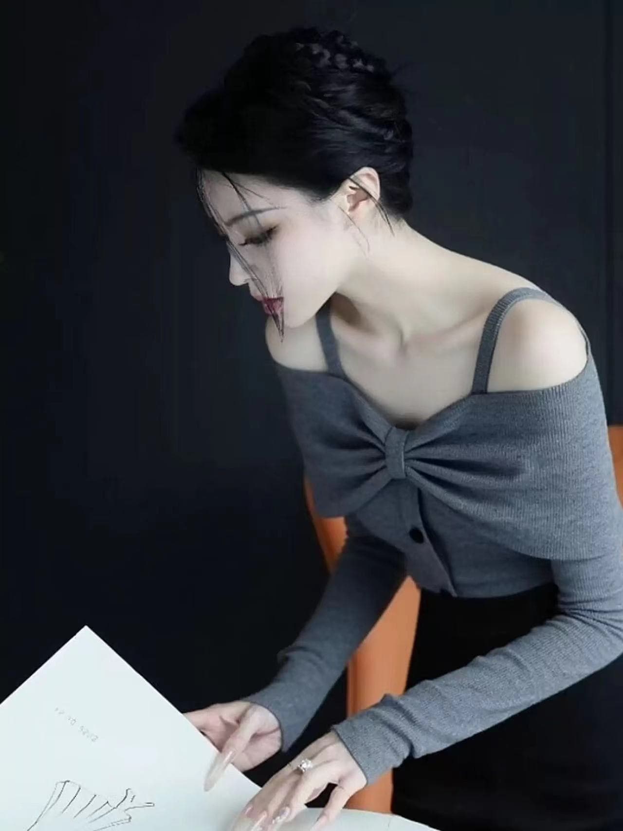 한 부서 분위기 센스 이른 가을 착용 가져 가라. 작은 대중 디자인 느긋한 바람 품격 아름다운 고급 센스 회색 오프숄더 니트 스웨터