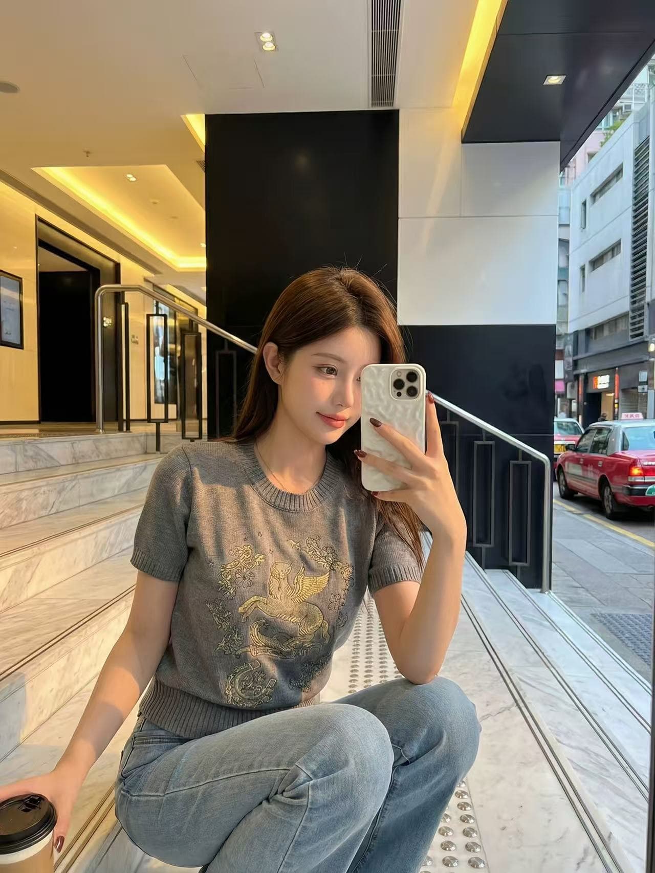 작은 말 자수 라운드 넥 반팔 티셔츠 여성 여름 디자인 센스 몸매 가꾸기 슬림해 보이는 다용도 살구 색상 긍정적 인 어깨 니트 스웨터 맨위 상세 이미지 3