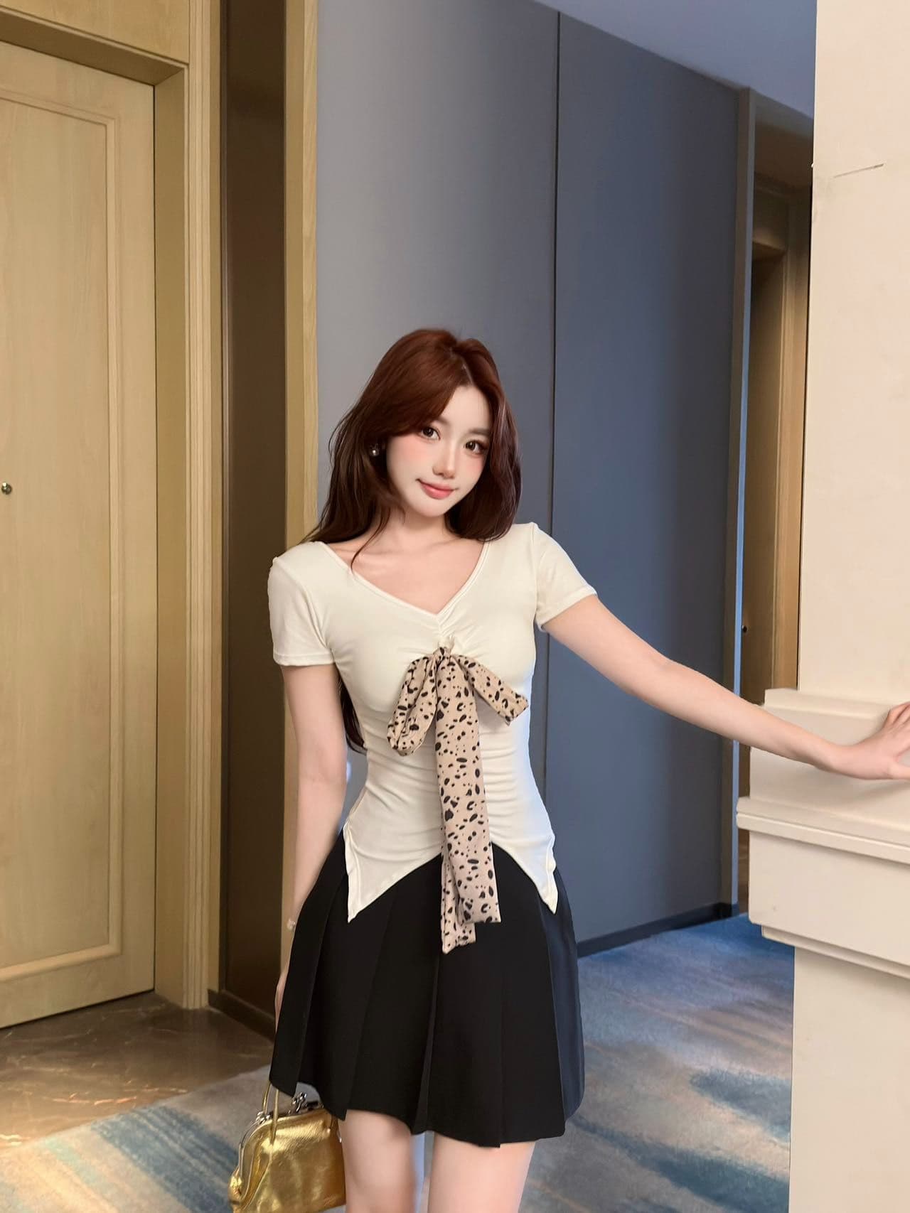 한 부서 레오파드 무늬 리본 V넥 반팔 티셔츠 여성 여름 벨트 가슴 패드 몸매 가꾸기 슬림해 보이는 인사이드 가져 가라. 외출용 핫걸 바람 맨위 상세 이미지 12