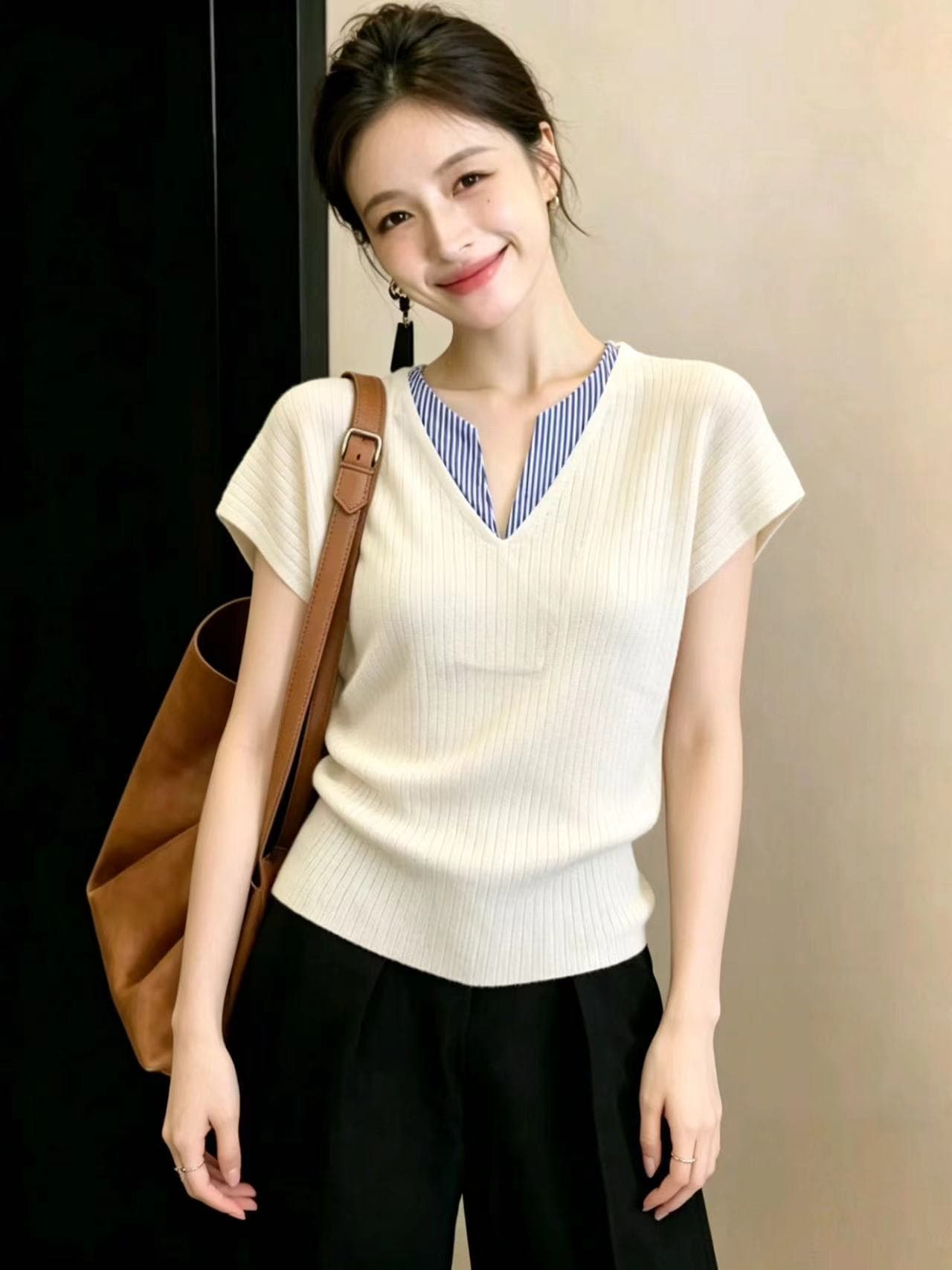 얼음 실크 긍정적 인 어깨 반팔 티셔츠 여성 여름 새로운 패션 다용도 몸매 가꾸기 슬림해 보이는 회색 V넥 핫걸 니트 맨위 이미지 2