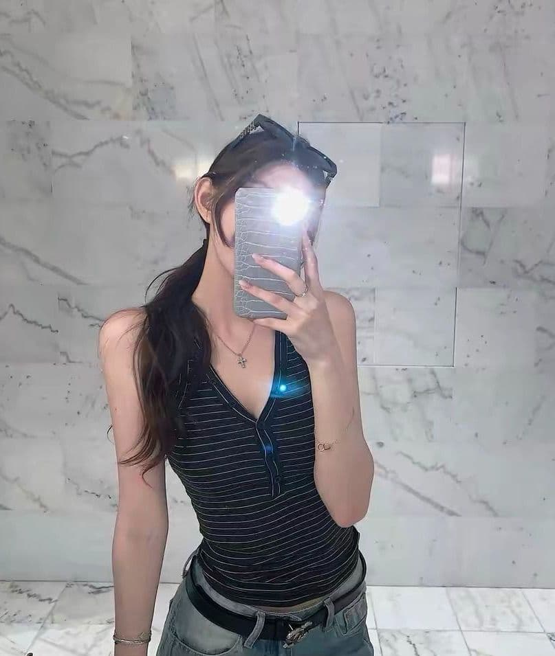 한 부서 반 개방 버클 V넥 리브 캐미솔 여름 몸매 가꾸기 슬림해 보이는 민소매 기본 셔츠 인사이드 가져 가라. 단색 어깨 상세 이미지 7