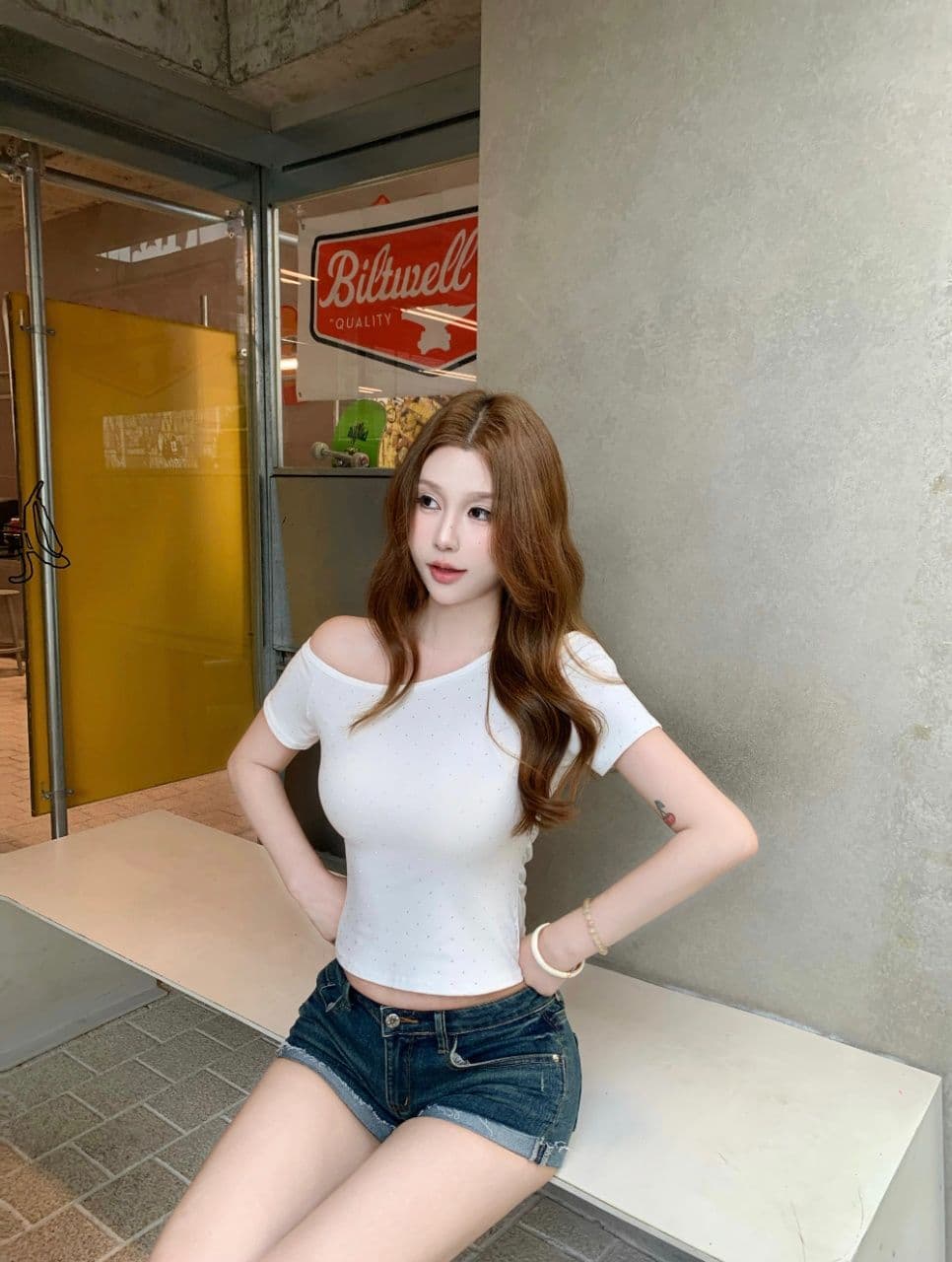 핫픽스 비스듬한 어깨 반팔 티셔츠 디자인 센스 몸매 가꾸기 슬림해 보이는 순수한 욕망 오프숄더 맨위 상세 이미지 16