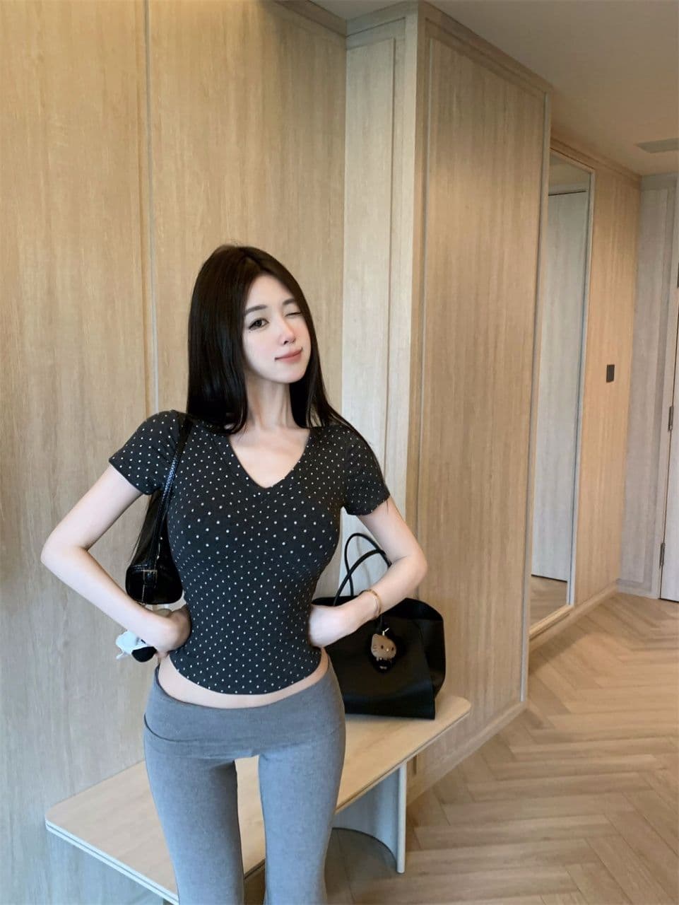 도트 무늬 V넥 반팔 티셔츠 여성 여름 패션 품격 슬림해 보이는 다용도 디자인 센스 맨위 상세 이미지 11