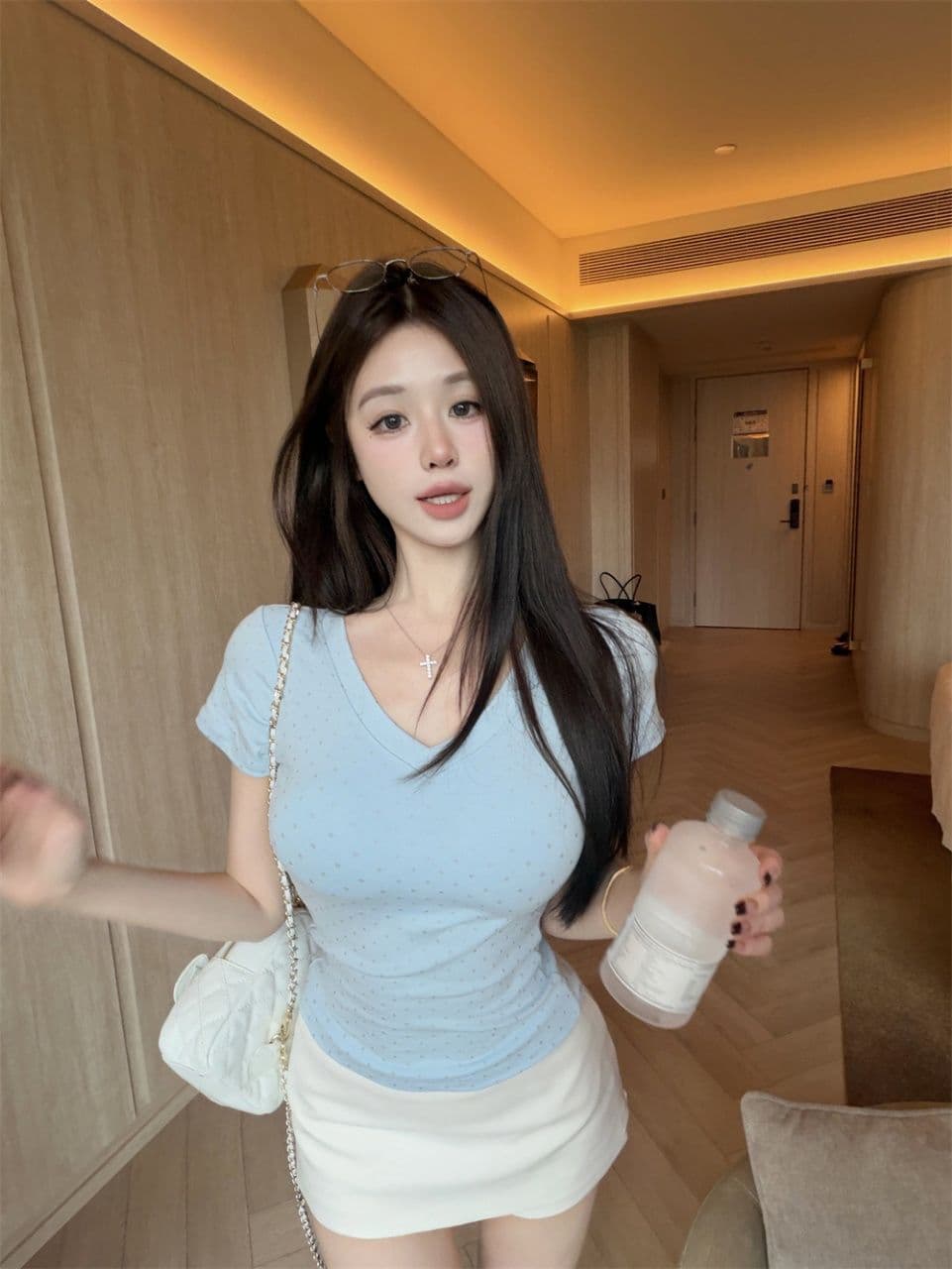 도트 무늬 V넥 반팔 티셔츠 여성 여름 패션 품격 슬림해 보이는 다용도 디자인 센스 맨위 상세 이미지 14
