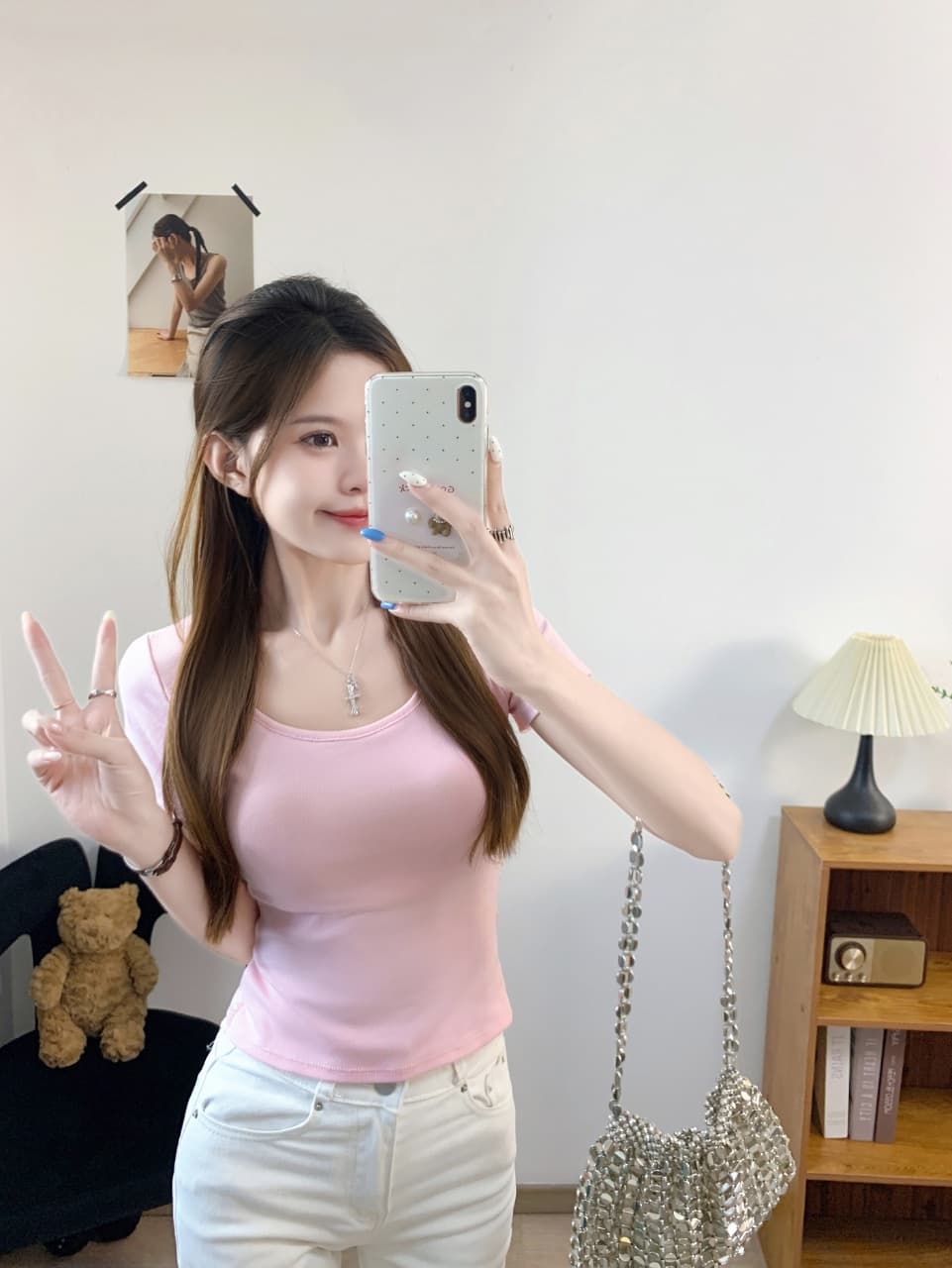고급 센스 낮은 네크라인 검정색 티셔츠 여성용 짧은 소매 2026 새로운 몸매 가꾸기 인사이드 가져 가라. 슬림해 보이는 긍정적 인 어깨 중간 소매 핫걸 맨위 상세 이미지 4