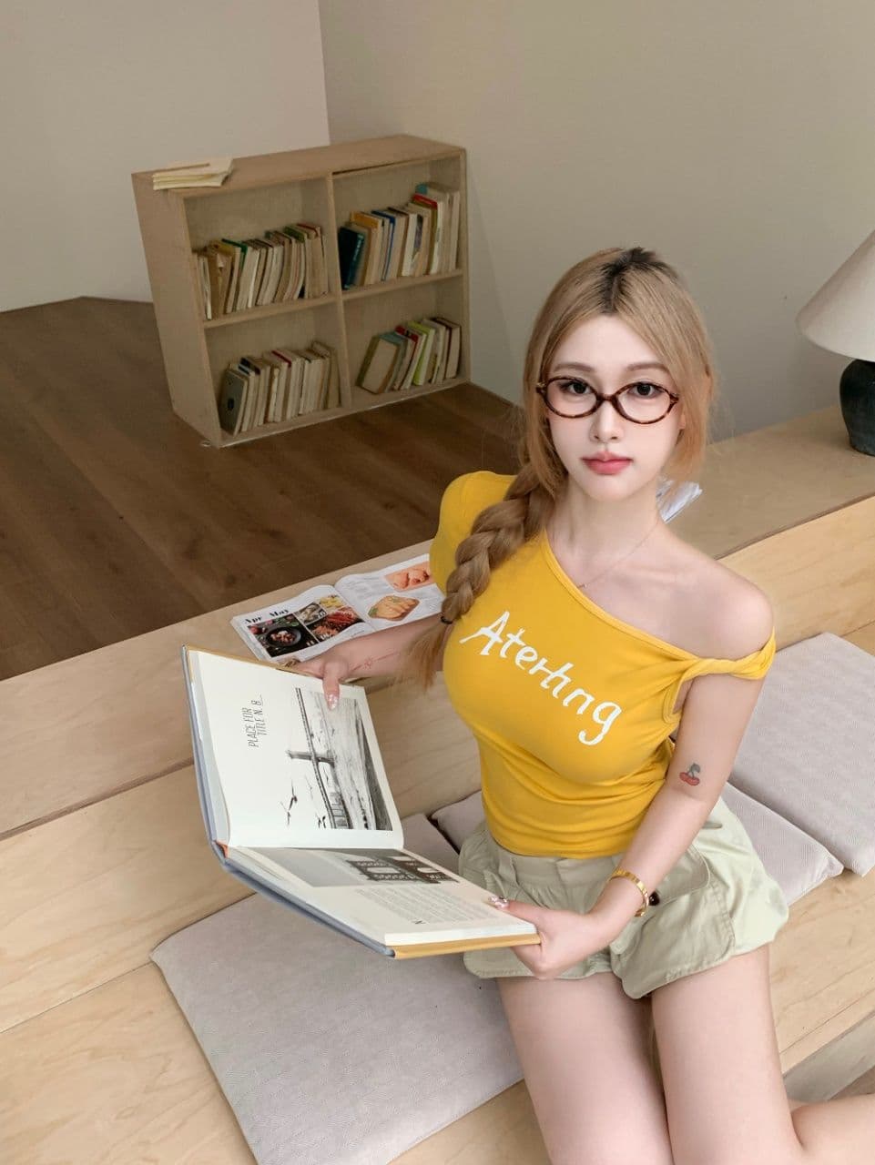 2026 여름 새로운 한국 스타일 비스듬한 칼라 오프숄더 주름 반팔 티셔츠 몸매 가꾸기 슬림해 보이는 알파벳 어깨 패드 맨위 상세 이미지 8