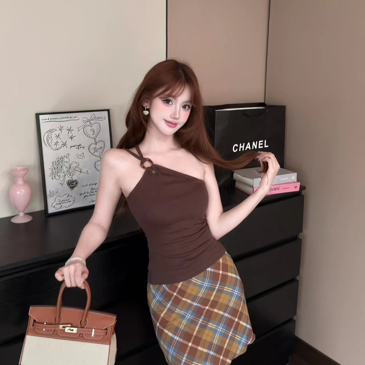 2026 여름 새로운 고급 센스 호박색 반지 버클 비스듬한 어깨 몸매 가꾸기 슬림해 보이는 백리스 다용도 패션 캐미솔 이미지 3