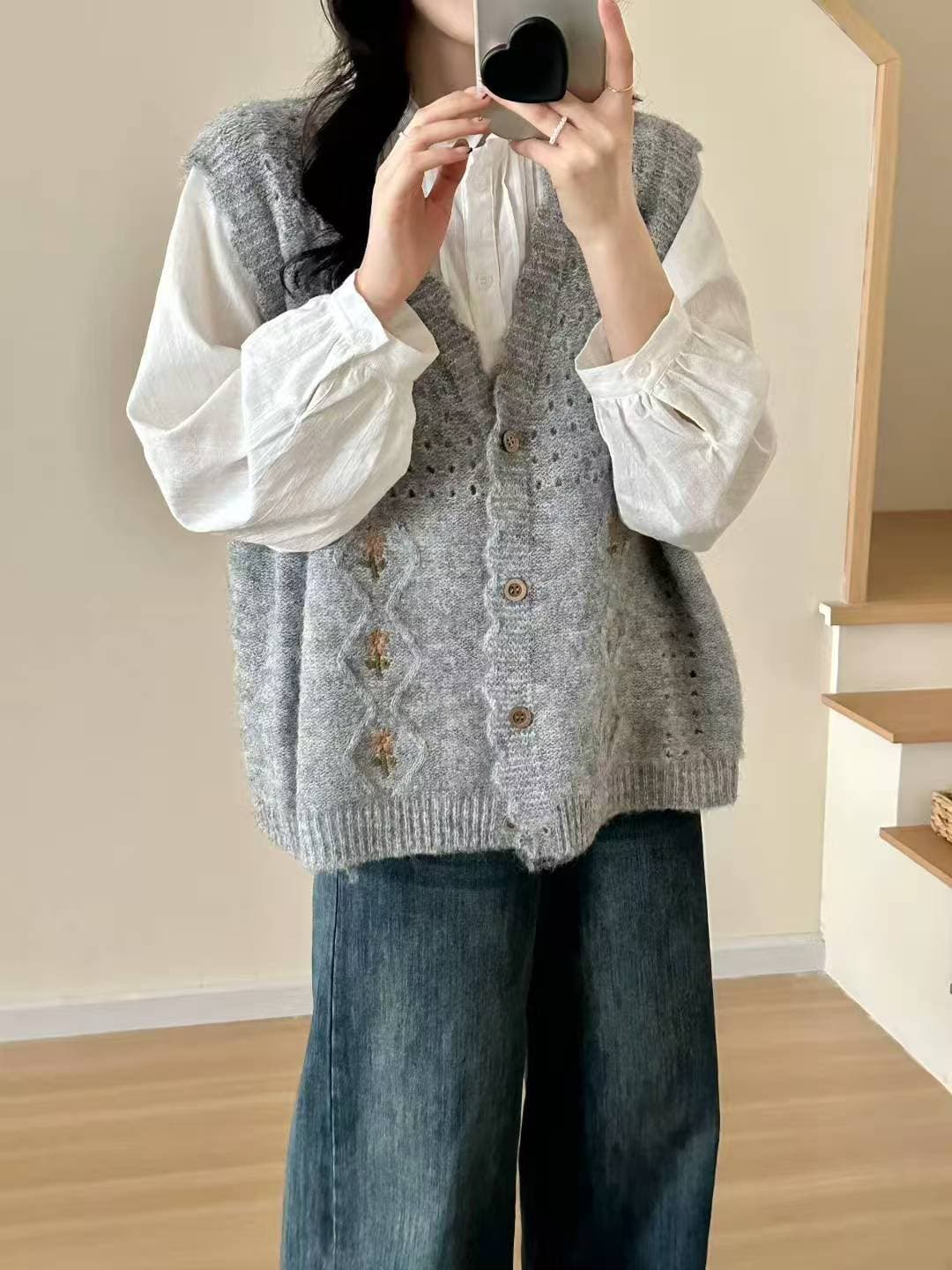 2026 이른 가을 새로운 V넥 니트 조끼 여자 민소매 오픈 가디건 조끼 스택 착용 자수 민소매 스웨터 어깨 여성 상세 이미지 1