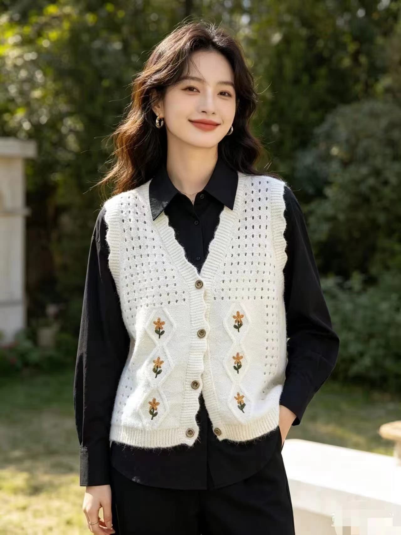 2026 이른 가을 새로운 V넥 니트 조끼 여자 민소매 오픈 가디건 조끼 스택 착용 자수 민소매 스웨터 어깨 여성 상세 이미지 10