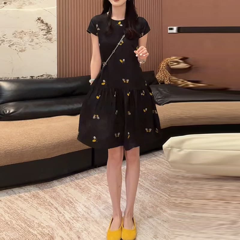 경관 그림 2026 여름 새로운 여성 패션 라운드 넥 가을 어깨 외국 가스 드레스 디스플레이 품격 고급 센스 치마 이미지 5