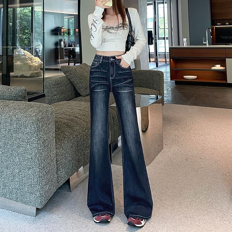 패션 트렌드 새로운 몸매 가꾸기 슬림해 보이는 다용도 마이크로 나팔 청바지 여성 이미지 2