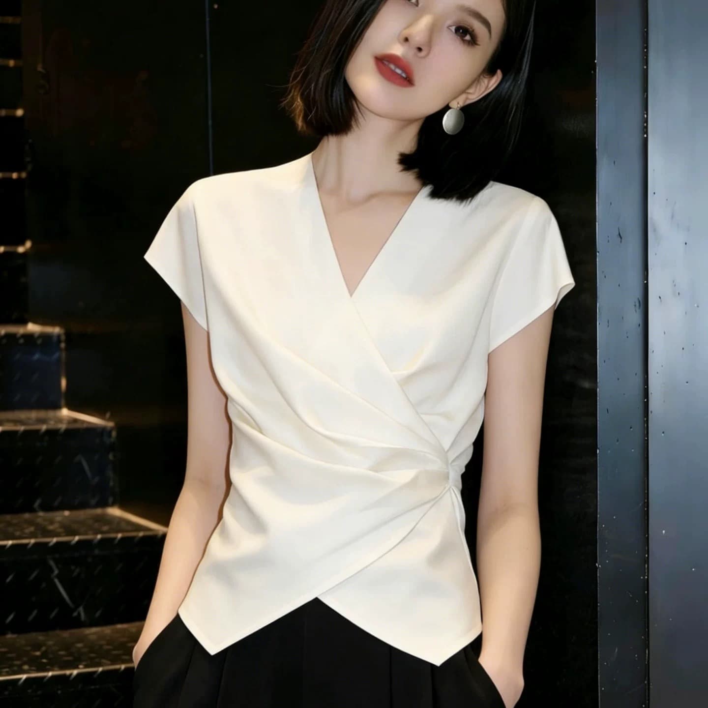 프랑스식 빛 럭셔리 베이지 색 V 넥 셔츠 여자 반팔 2026 새로운 품격 맨위 십자가 비틀림 기본 셔츠 이미지 5