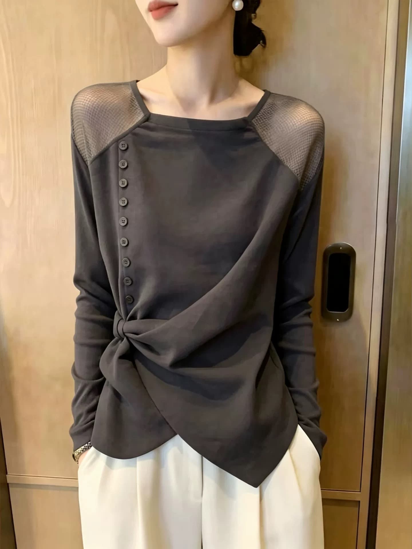 한 부서 디자인 센스 회색 긴팔 티셔츠 여성 가을 새로운 단추 장식 망사 패치워크 라운드 넥 연령 감소 맨위