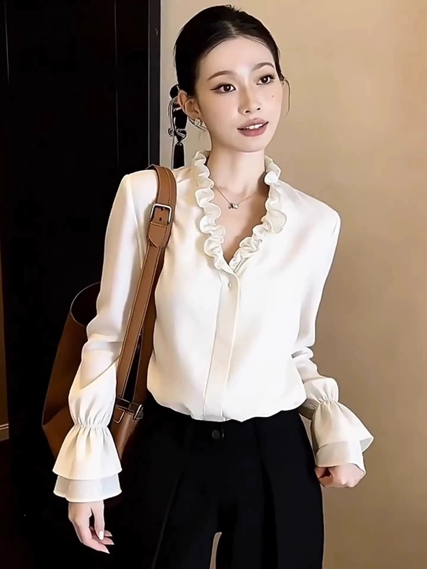 프랑스식 나팔 소매 V넥 긴팔 여성 셔츠 가을 디자인 센스 루즈핏 슬림해 보이는 풀오버 다용도 품격 맨위 트렌디 이미지 4