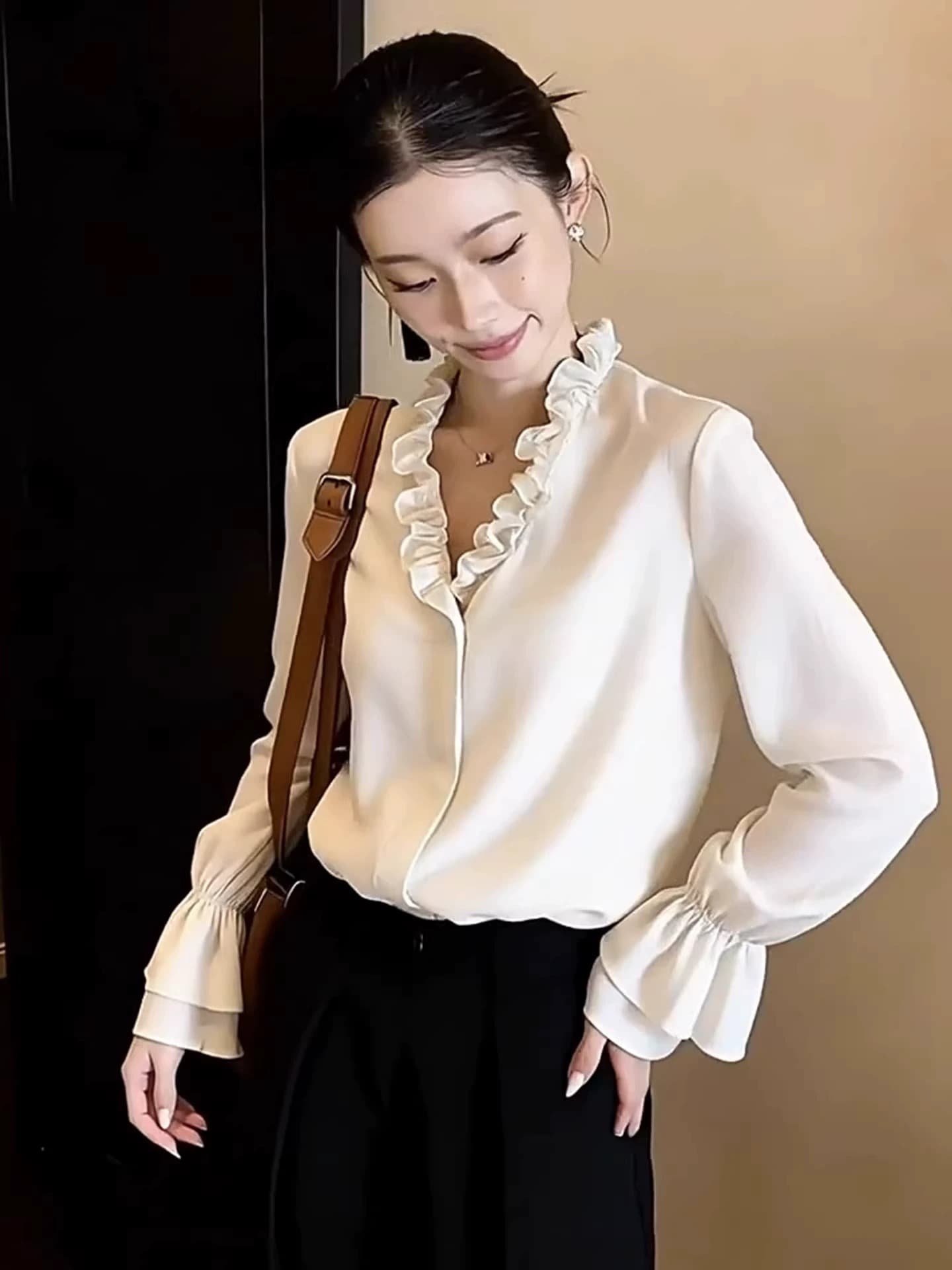 프랑스식 나팔 소매 V넥 긴팔 여성 셔츠 가을 디자인 센스 루즈핏 슬림해 보이는 풀오버 다용도 품격 맨위 트렌디 상세 이미지 2