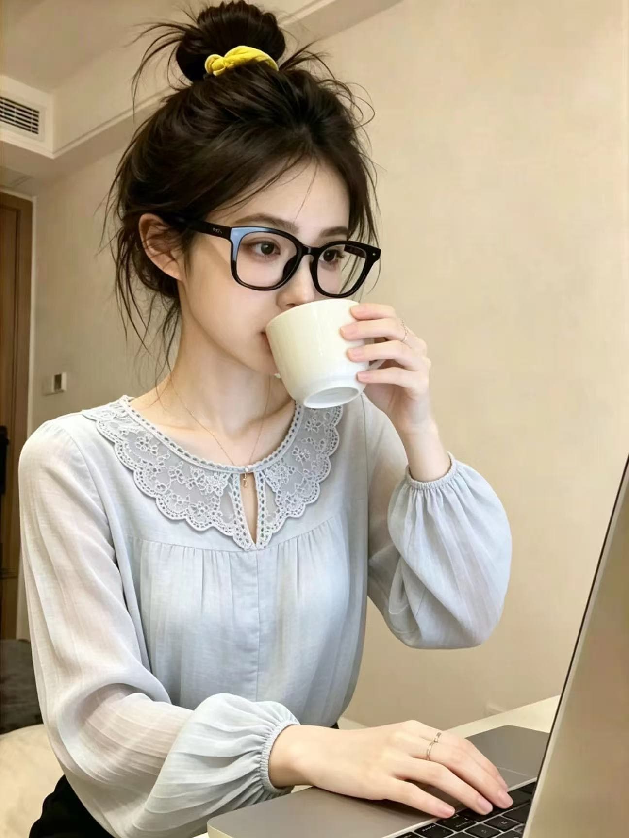 이른 가을 빛 럭셔리 고급 센스 회색 레이스 베이비 칼라 긴팔 인사이드 가져 가라. 외출용 패션 연령 감소 라운드 넥 작은 대중 맨위 이미지 3