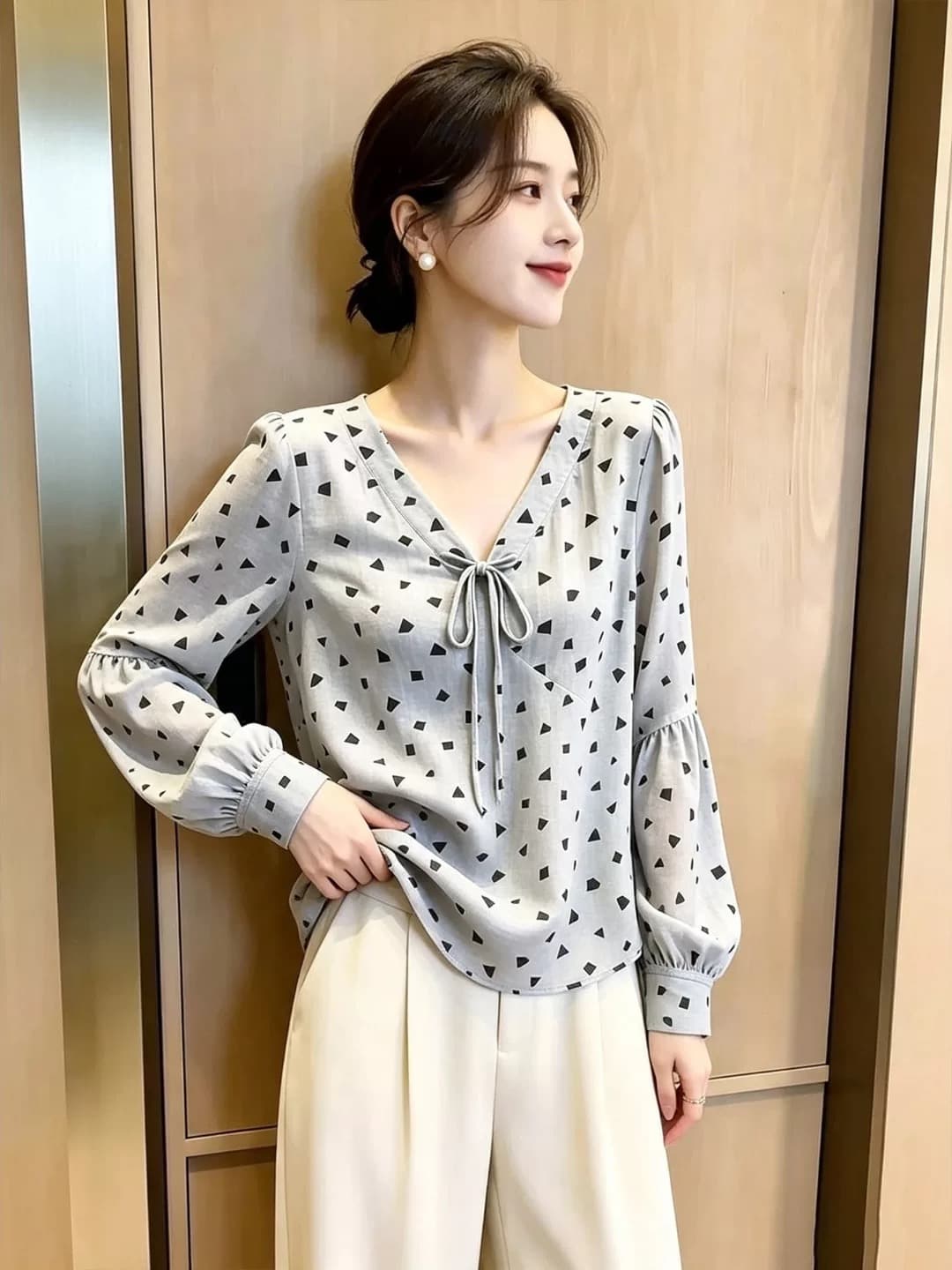 품격 V넥 기하학 패턴 긴팔 여성 셔츠 2026 이른 가을 새로운 슬림해 보이는 레이스업 느슨함 센스 디자인 맨위 상세 이미지 1