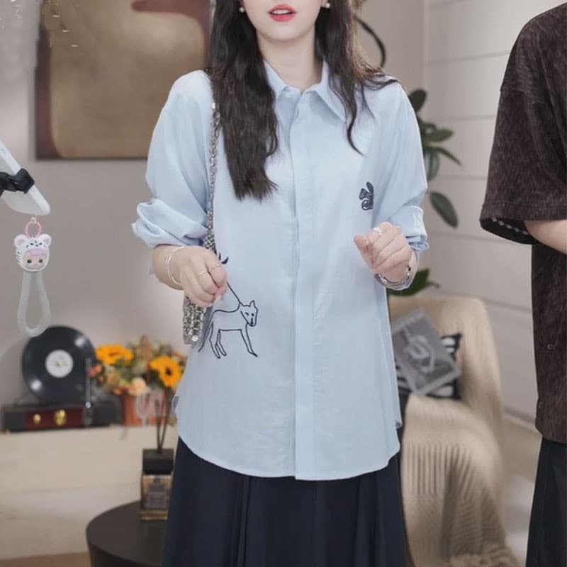 2026 봄 새로운 고급 센스 재미있는 자수 파란색 맨위 빛 직업 바람 셔츠 반 스커트 투피스 세트 상세 이미지 3