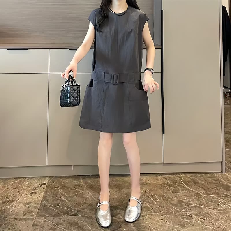 라운드 넥 민소매 벨트 허리 수축 드레스 2026 여름 새로운 여성 의류 품격 슬림해 보이는 출퇴근 쇼트 스타일 치마 이미지 2