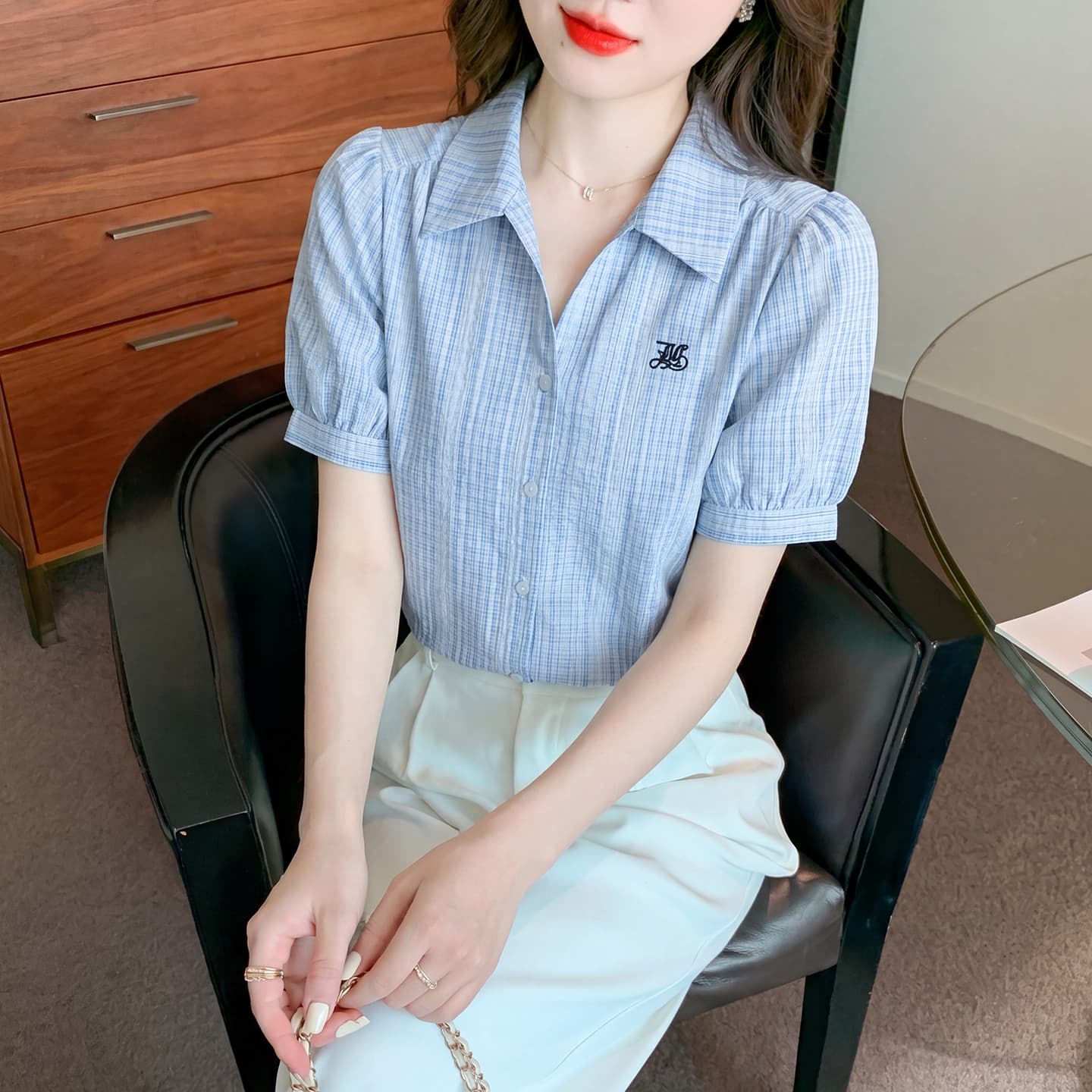 문예 학원 스타일 파란색 스트라이프 셔츠 여성 의류 2026 여름 새로운 자수 품격 루즈핏 반팔 맨위 이미지 3
