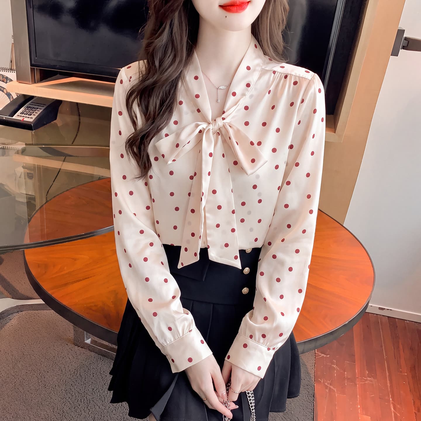 프랑스식 리본 V넥 도트 무늬 셔츠 여성 의류 2026 년 가을 새로운 우아함 품격 작은 대중 Chic 맨위 이미지 2