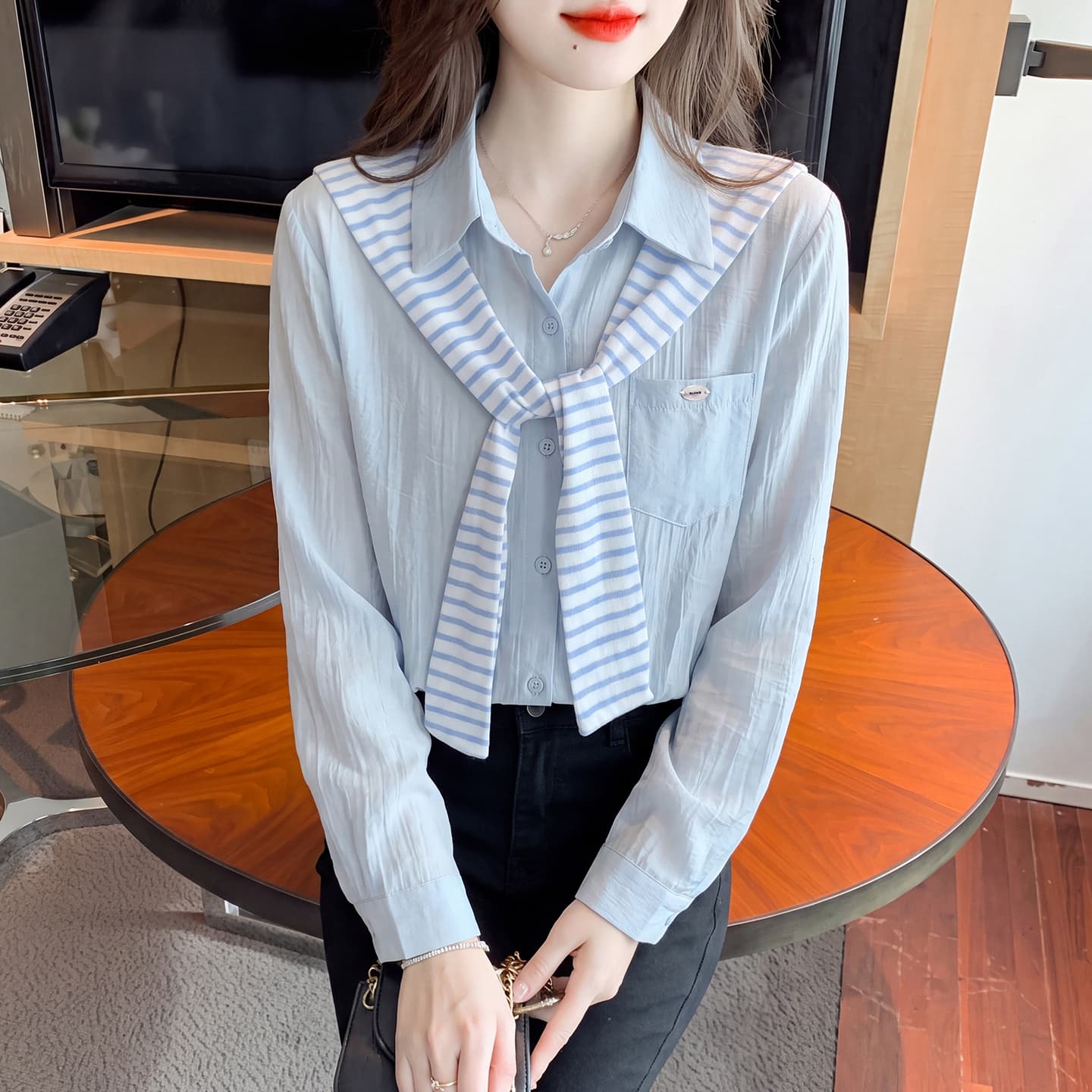 이른 가을 출퇴근 디자인 센스 스트라이프 숄 긴팔 여성 셔츠 2026 새로운 느긋한 바람 페이크 레이어드 맨위 이미지 2