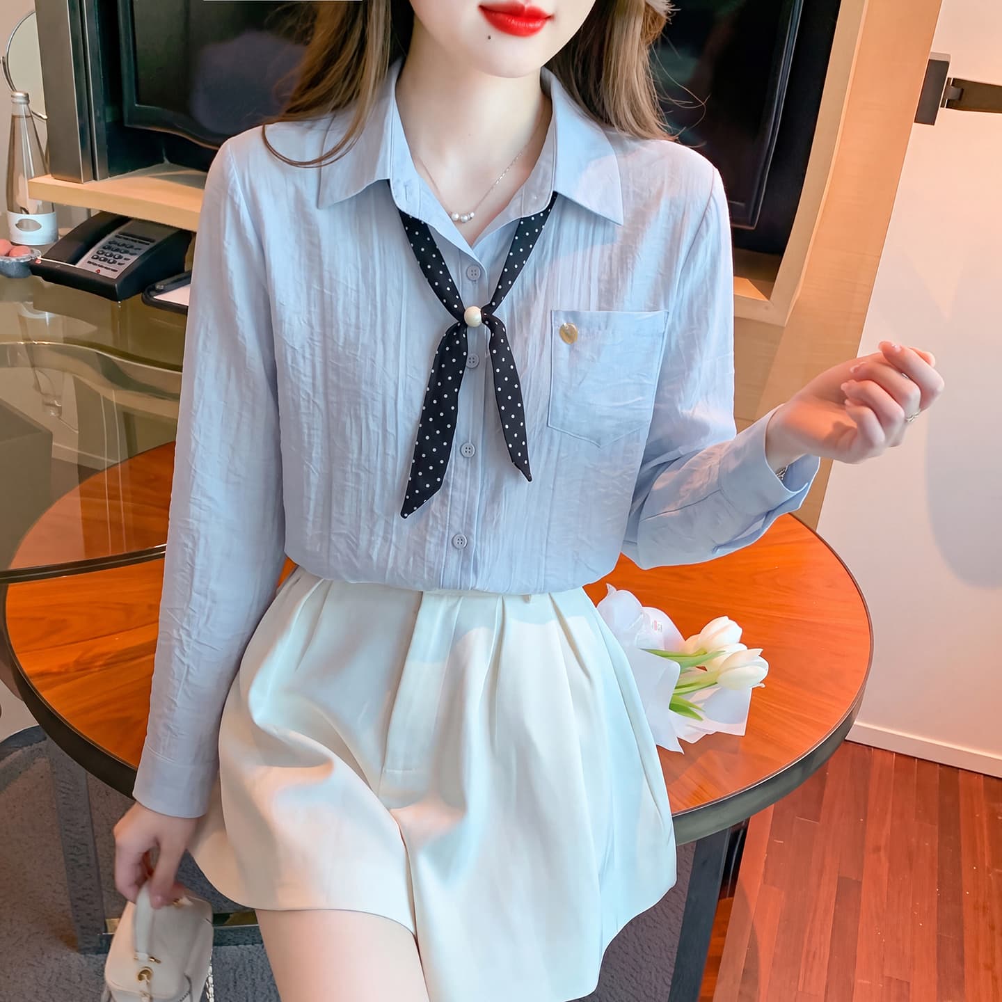 프랑스식 파란색 폴로 칼라 스카프 긴팔 여성 셔츠 2026 가을 새로운 디자인 센스 다용도 슬림해 보이는 맨위 이미지 4