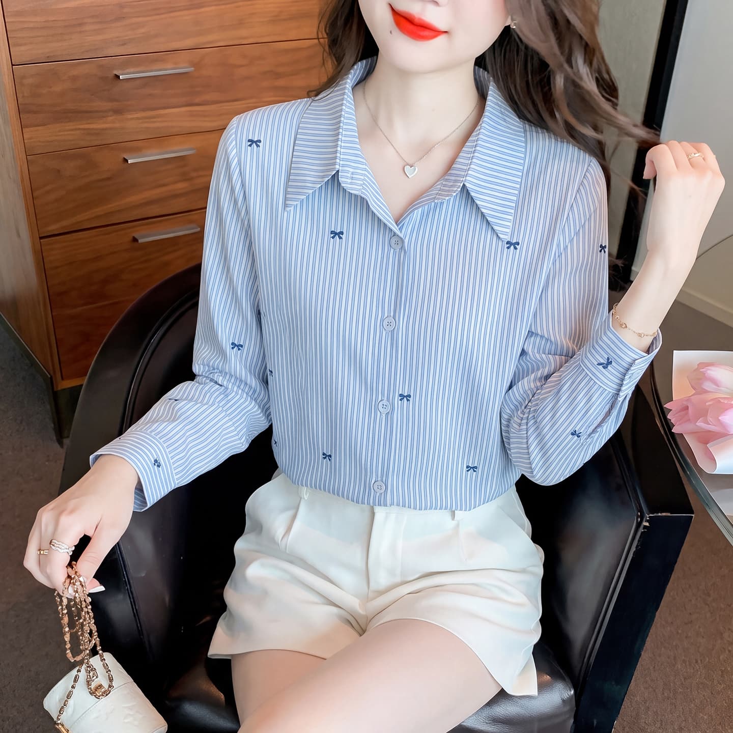 2026 가을 새로운 출퇴근 다용도 품격 몸매 가꾸기 슬림해 보이는 긴팔 셔츠 패션 나비 자수 스트라이프 맨위 이미지 5