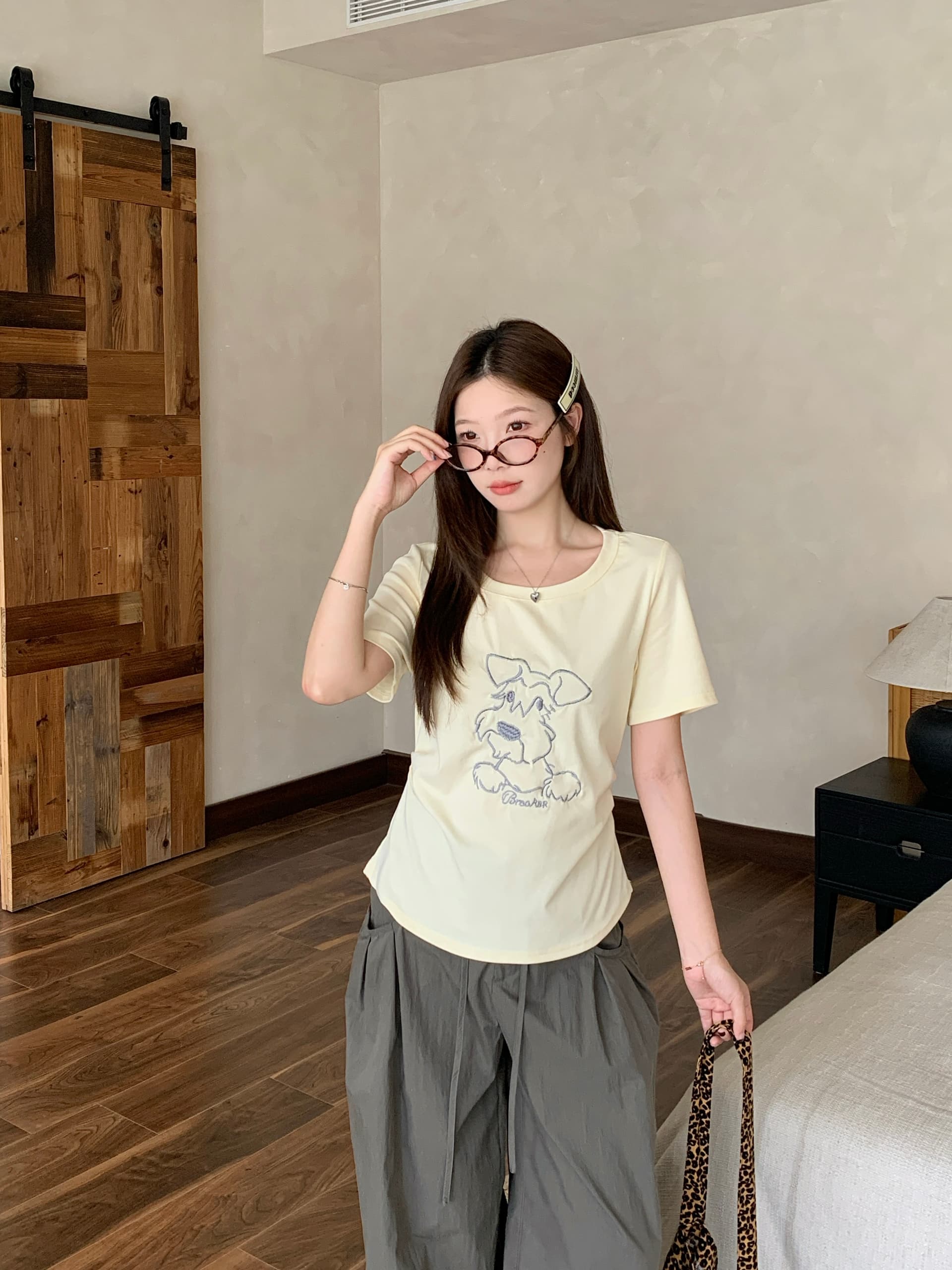 실사 2026 여름 새로운 빅 사이즈 긍정적 인 어깨 강아지 자수 티셔츠 지방 mm 허리 수축 슬림해 보이는 주름 반팔 맨위 상세 이미지 28