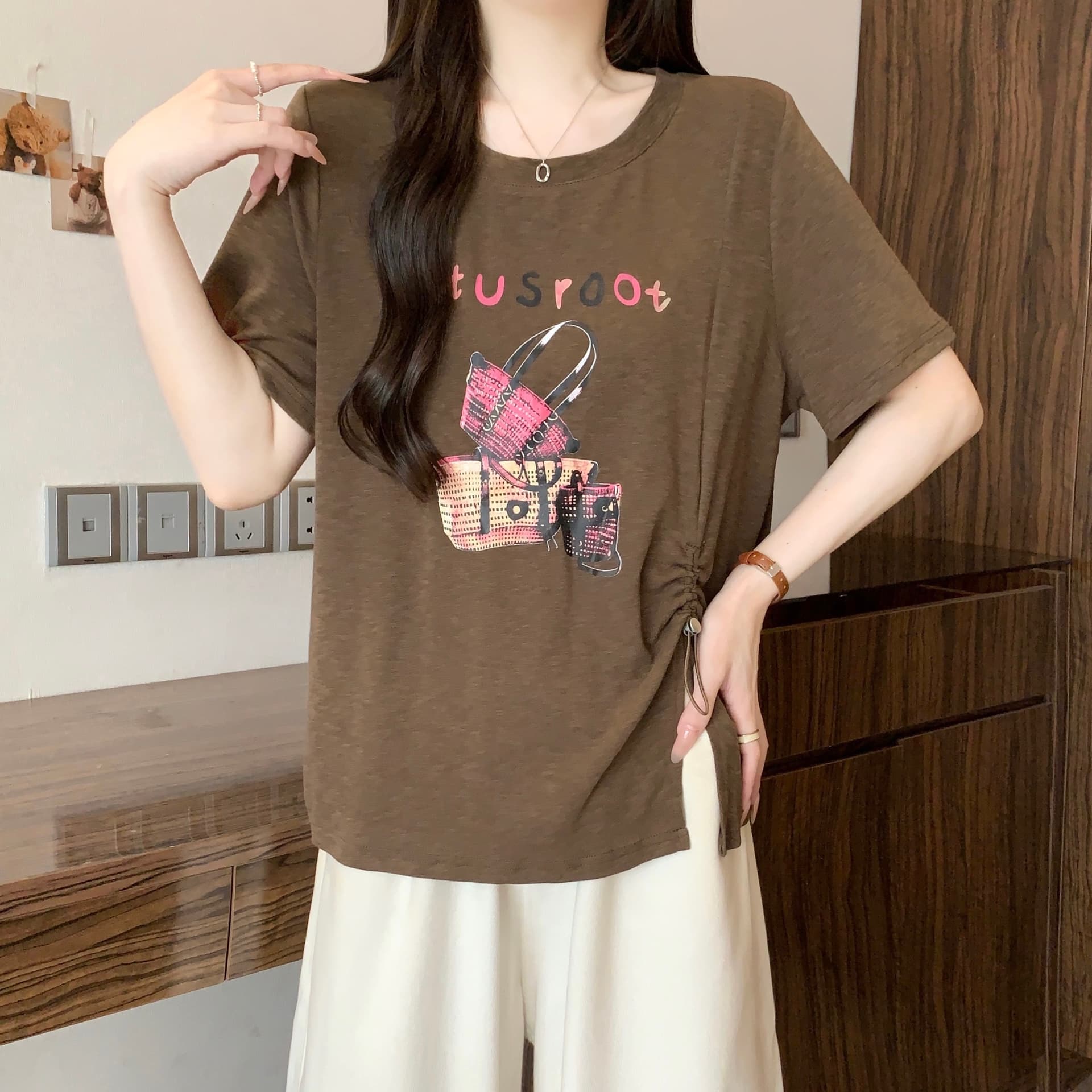 실사 2026 여름 드레스 새로운 지방 mm 빅 사이즈 여성 재미있는 가방 프린트 반팔 티셔츠 불규칙 펌프 로프 맨위 상세 이미지 26