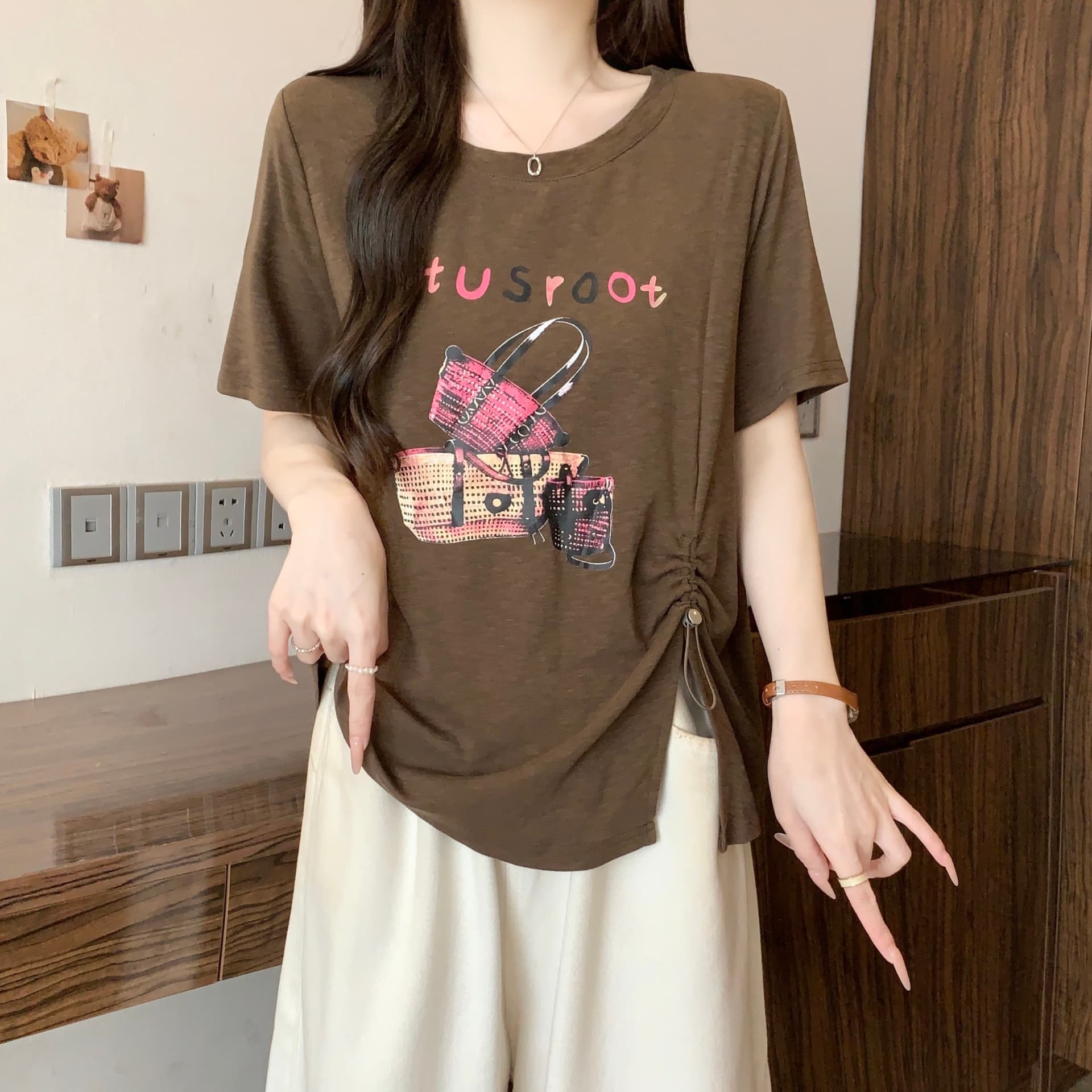 실사 2026 여름 드레스 새로운 지방 mm 빅 사이즈 여성 재미있는 가방 프린트 반팔 티셔츠 불규칙 펌프 로프 맨위 상세 이미지 27