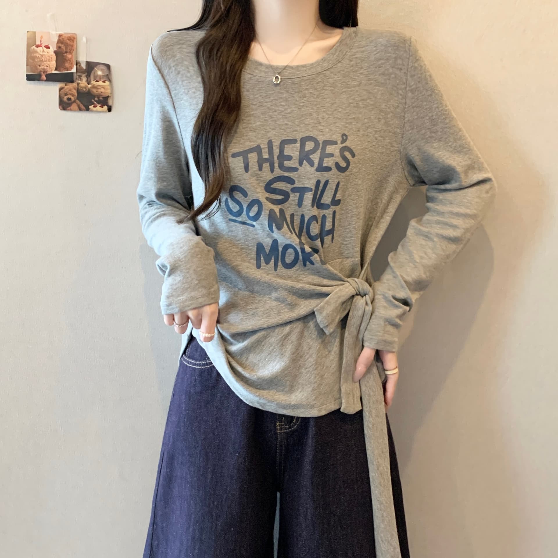 실사 2026 가을 의상 새로운 지방 mm 빅 사이즈 한 부서 알파벳 프린트 긴팔 티셔츠 스트랩 허리 수축 슬림해 보이는 맨위 상세 이미지 15
