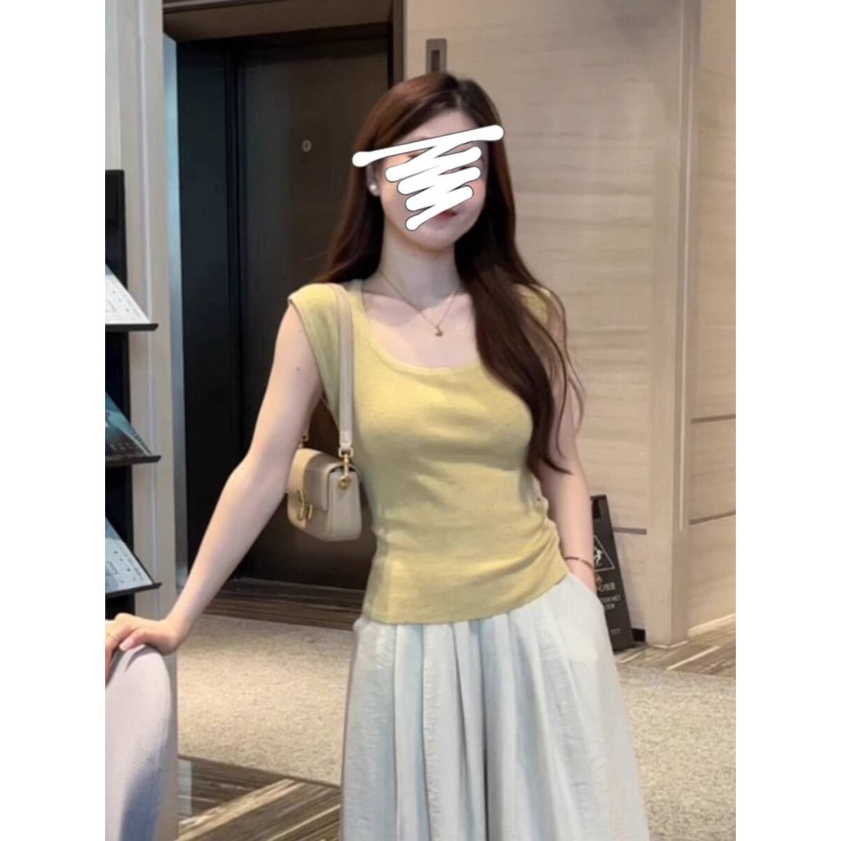 한 부서 캐주얼 u 칼라 민소매 어깨 티셔츠 여름 2026 새로운 패션 품격 다용도 몸매 가꾸기 슬림해 보이는 맨위 여성 이미지 6